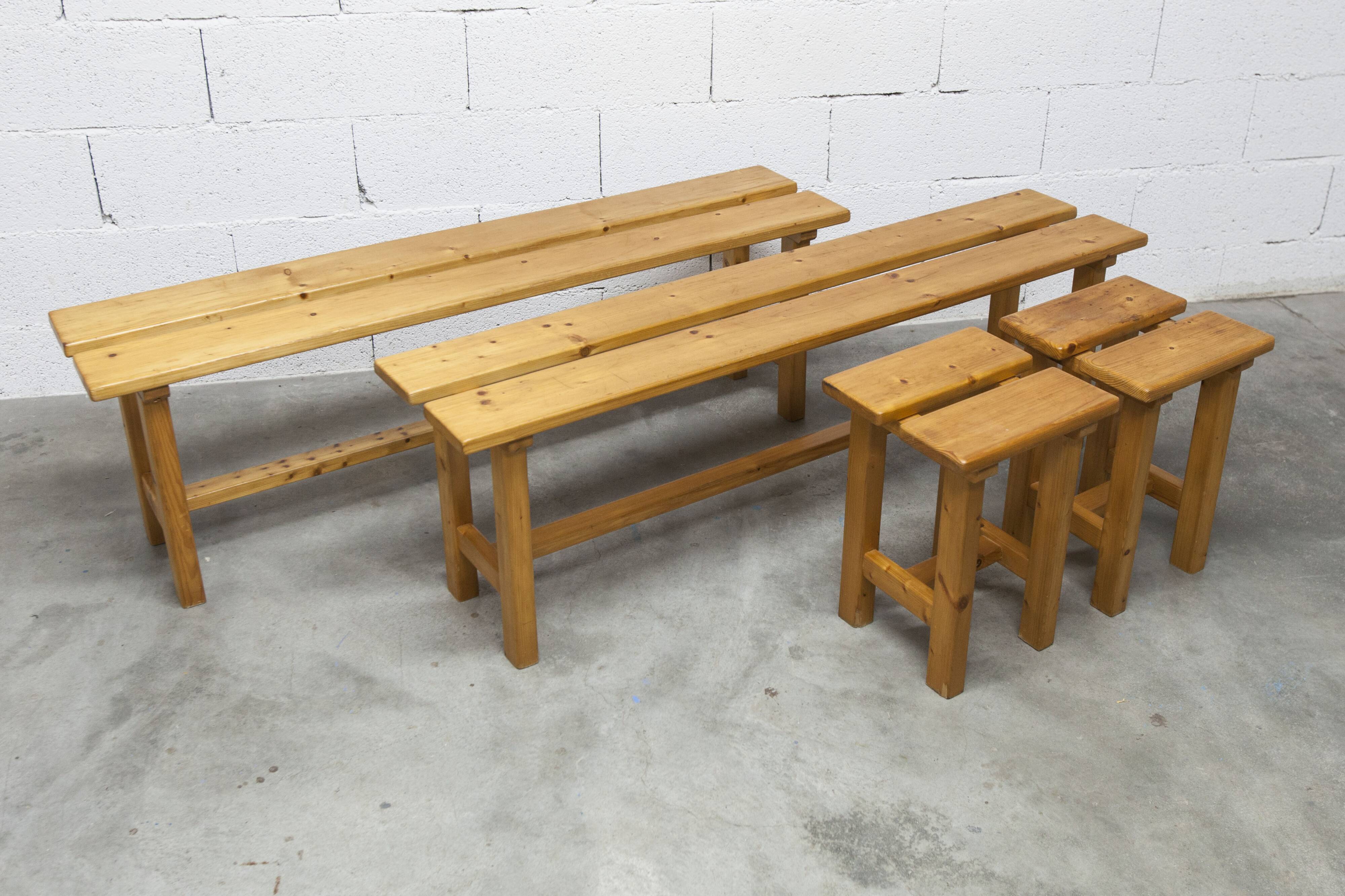 Set of 2 benches and 2 stools in pine, 1970s mountain style.