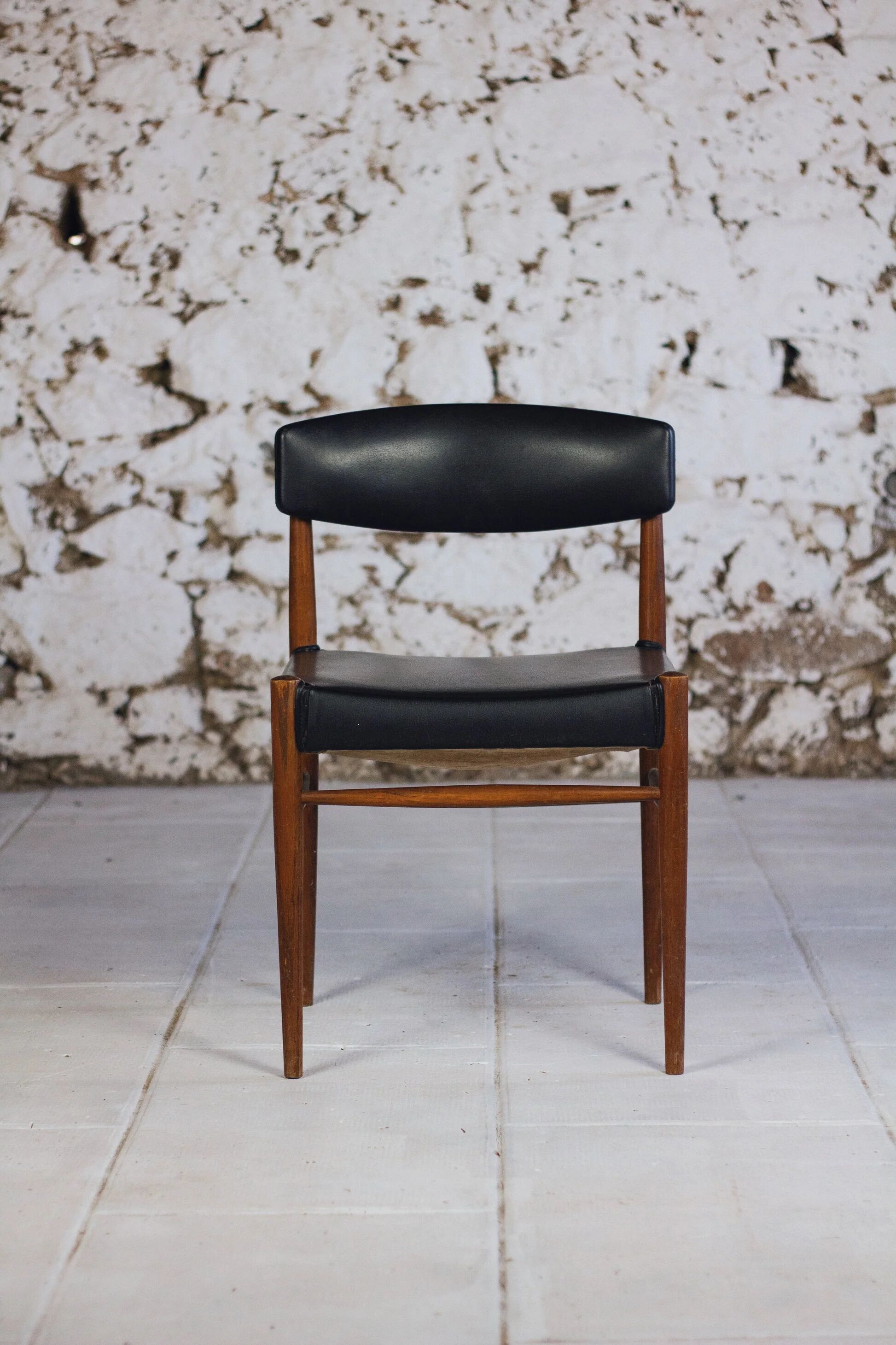 Set of 5 Scandinavian chairs in teak and faux leather, 1960.