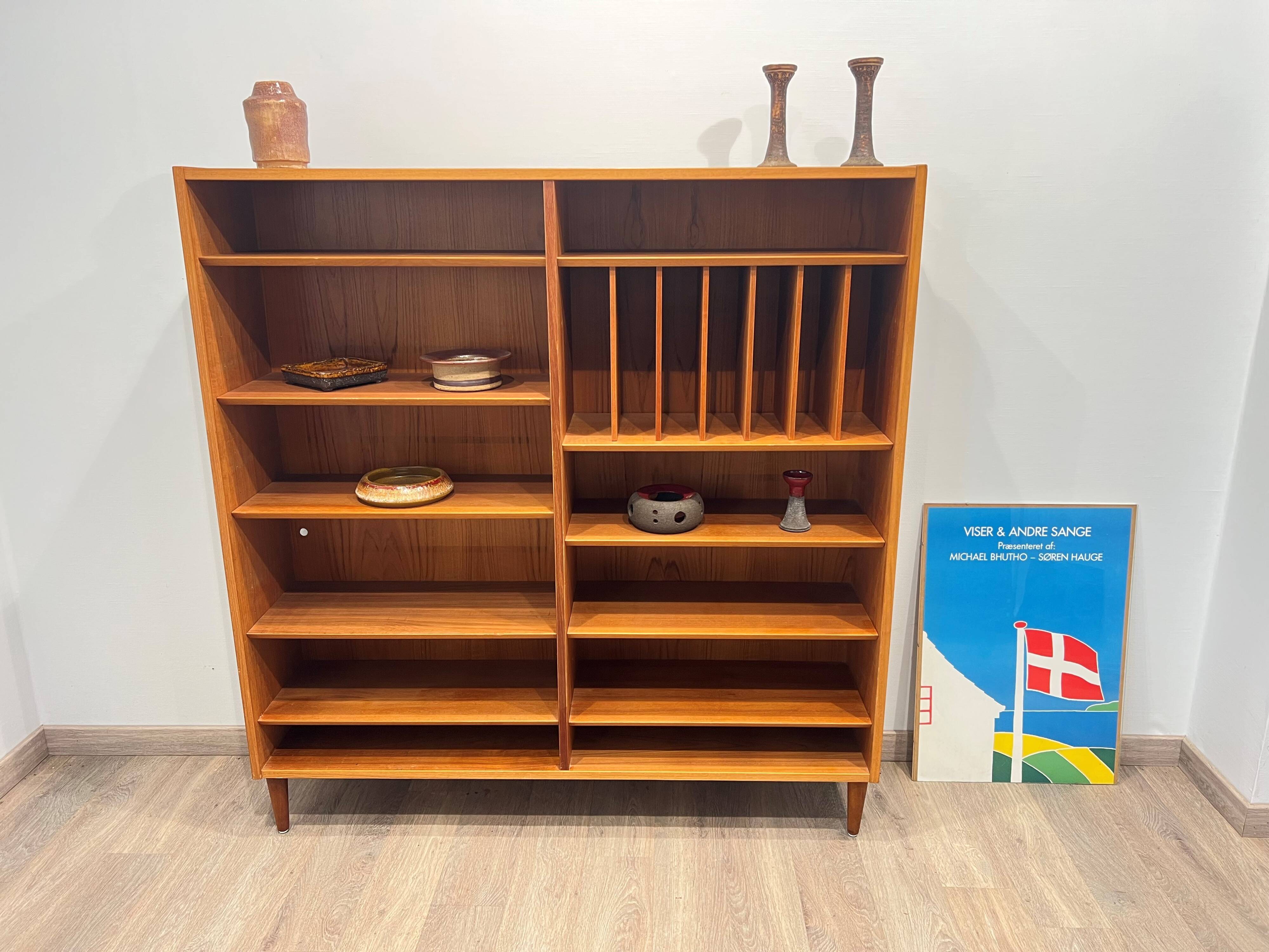 Splendid Scandinavian bookshelf in teak from Denmark.