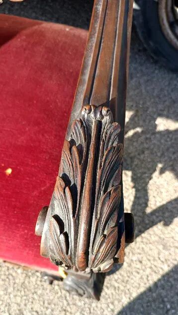 Paire de fauteuils anciens, sculptés en noyer.
