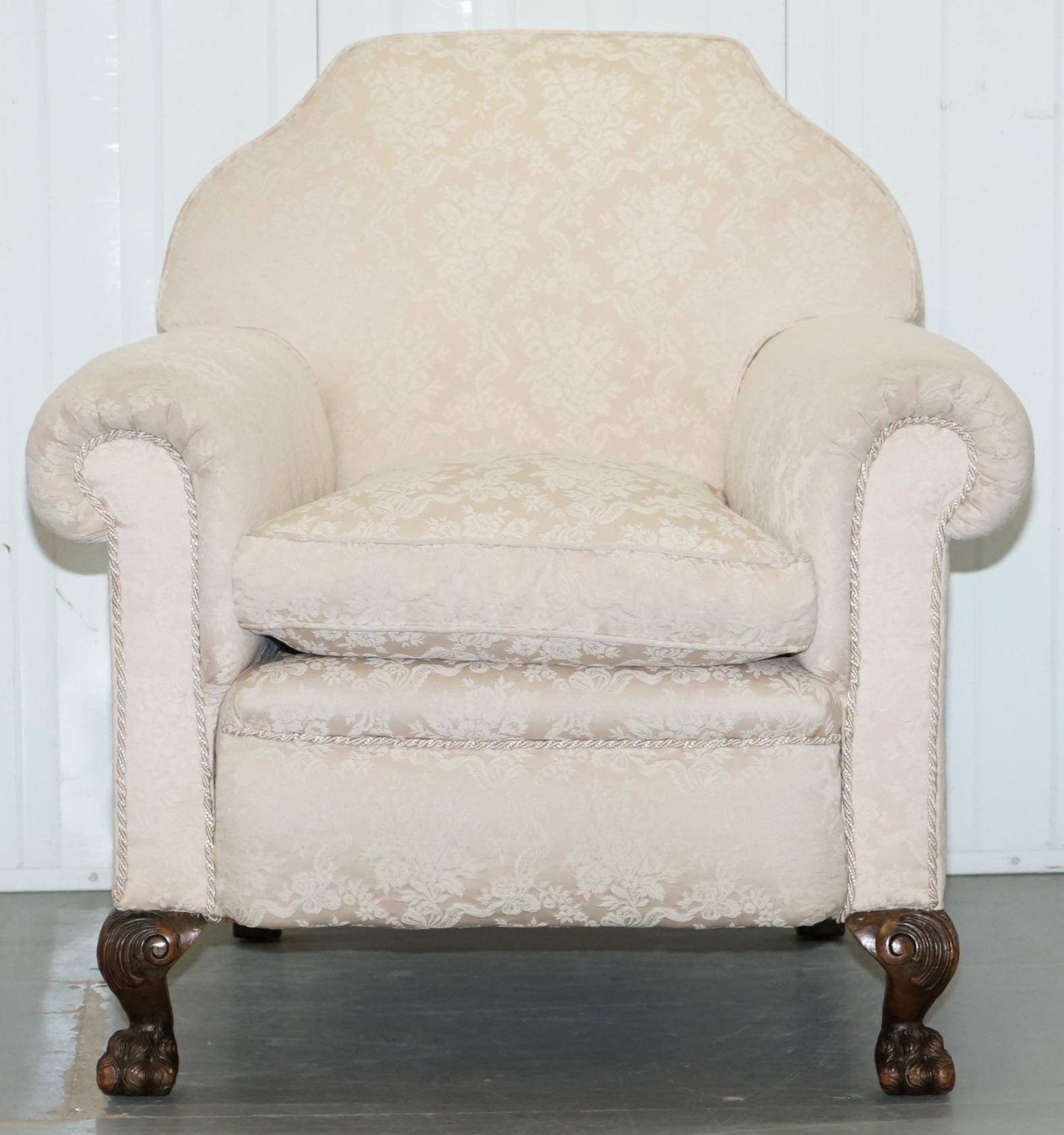 Victorian suite in damask, walnut frame, legs carved in lion's paw.
