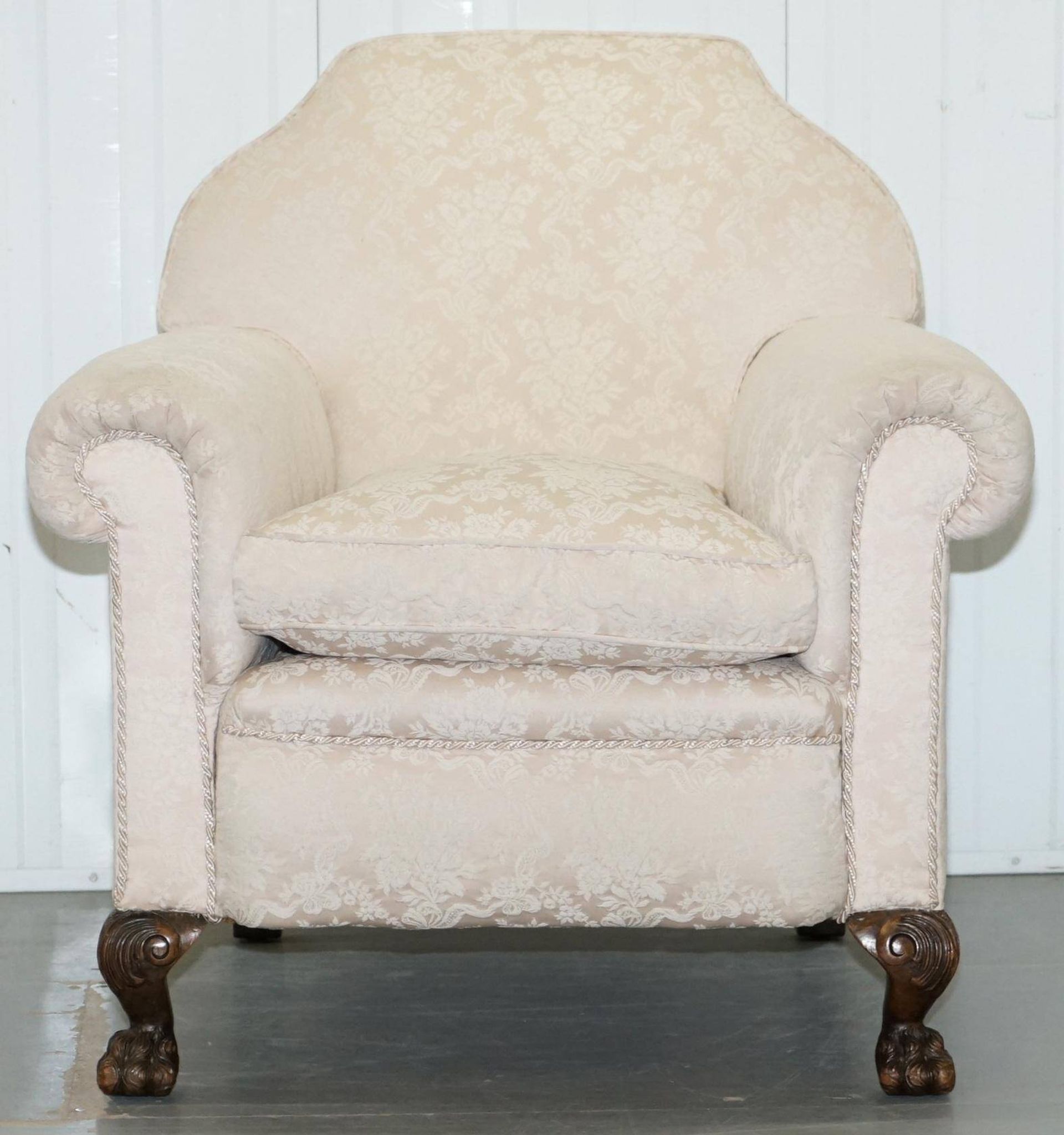 Victorian suite in damask, walnut frame, legs carved in lion's paw.