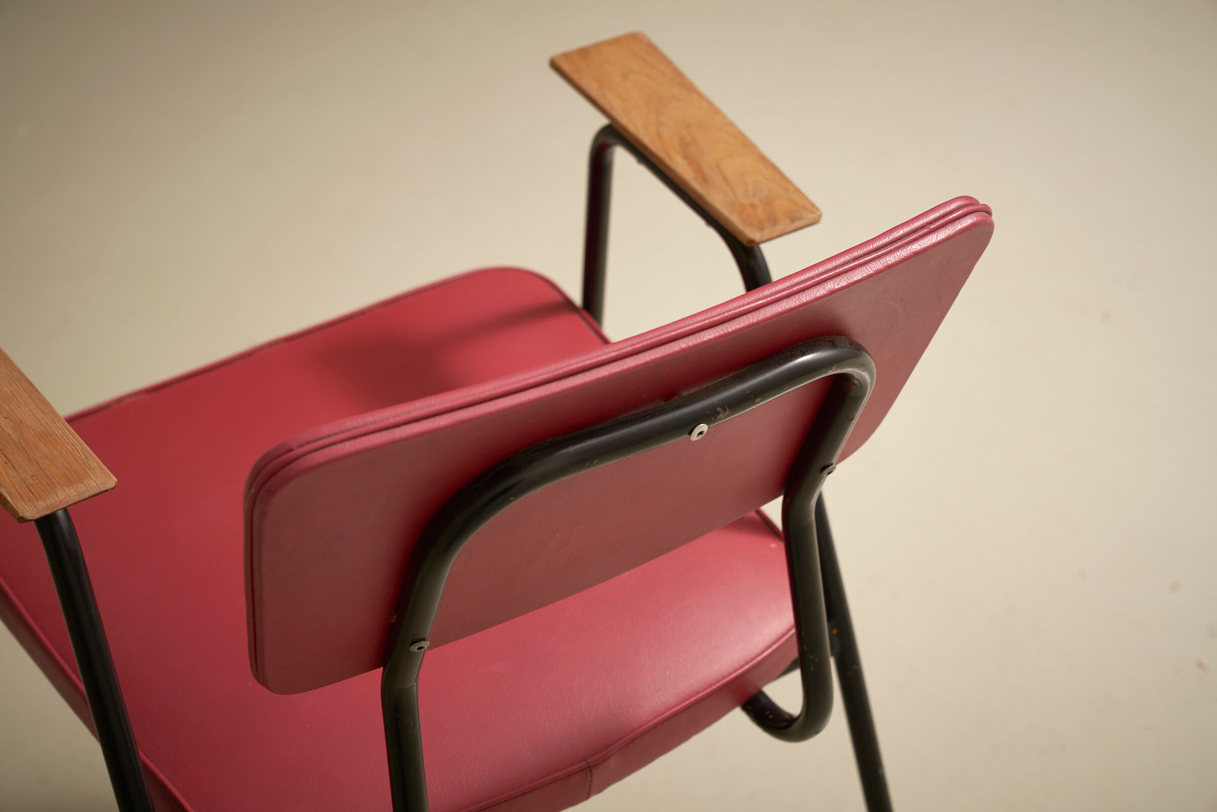 Chaise 'M' en rose foncé par Pierre Guariche pour Meurop