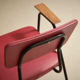 Chaise 'M' en rose foncé par Pierre Guariche pour Meurop