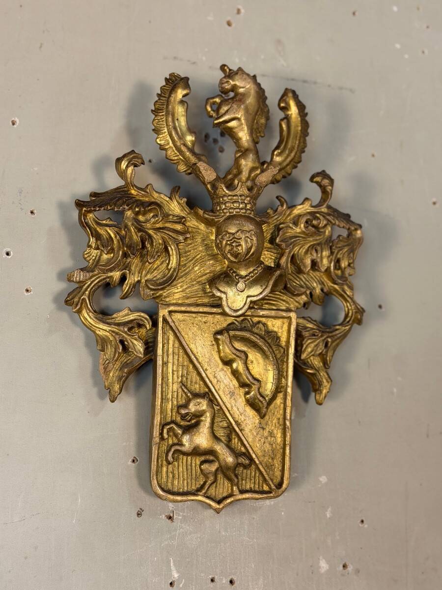 Heraldic cartouche in carved and gilded wood, Belgium, 19th century