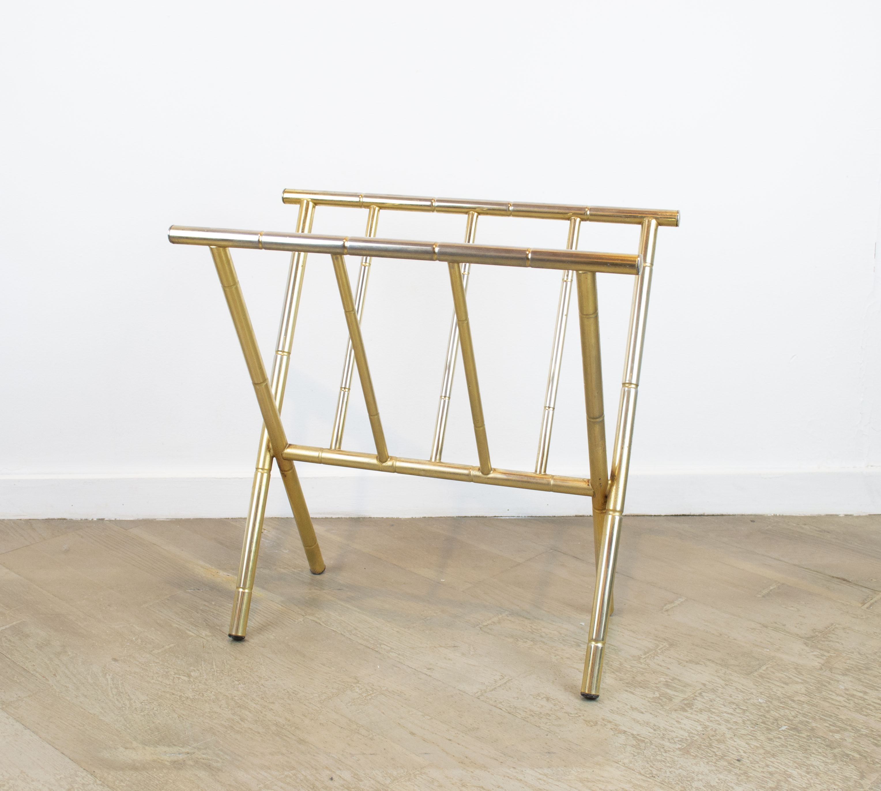 Bamboo gilded metal magazine door