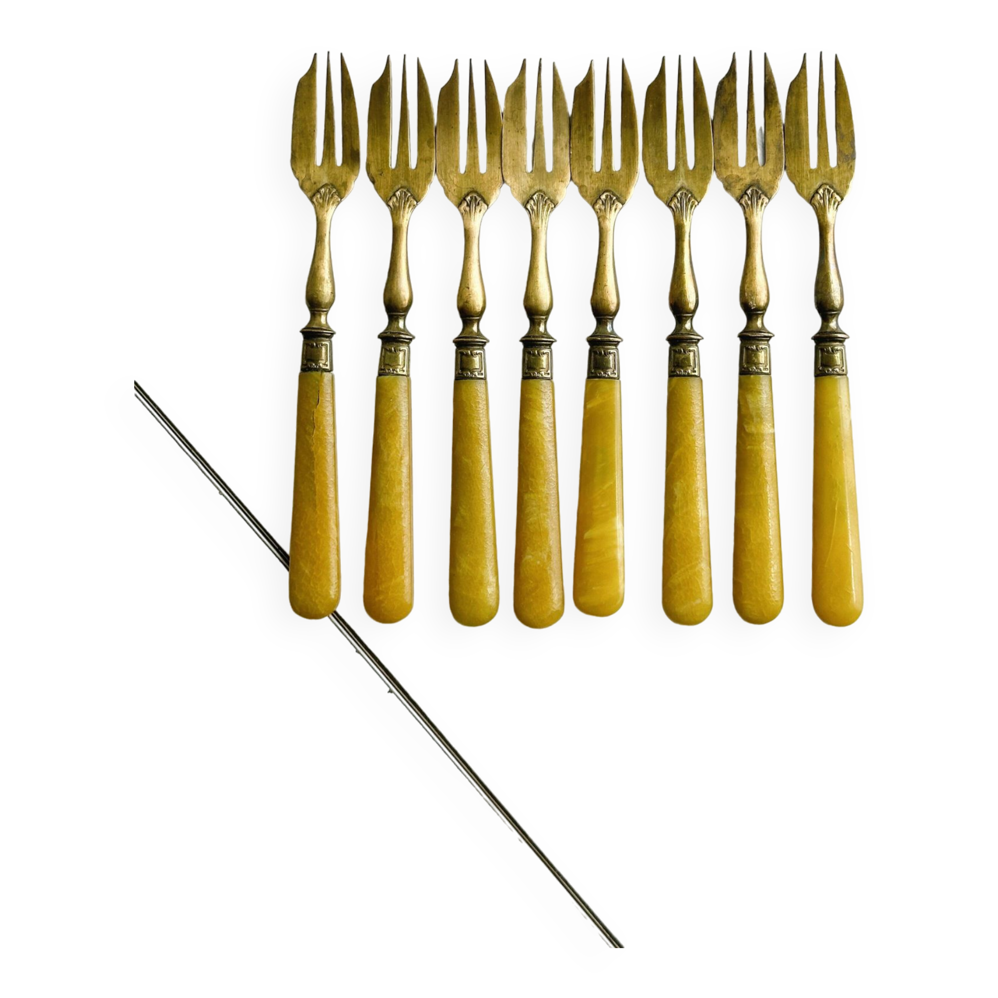 8 fourchettes à dessert vintage en métal doré et  manches en bakélite jaune.
