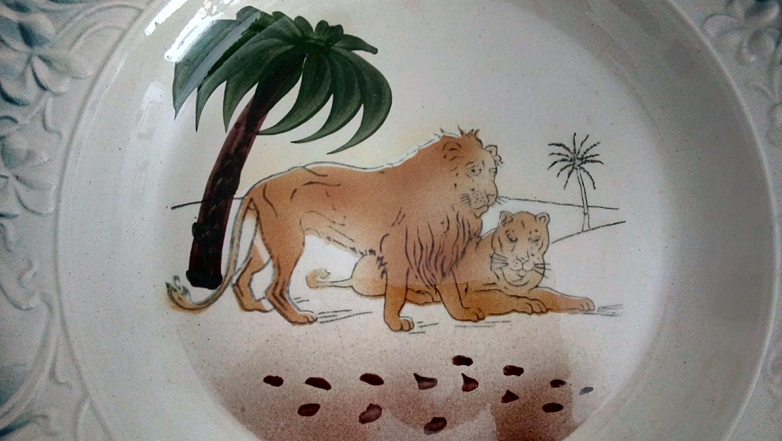 Hollow dish decorated with ceramic st-Amand lions