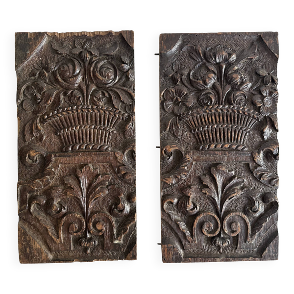 Paire de panneaux décoratifs anciens en bois sculpté, XIXe siècle
