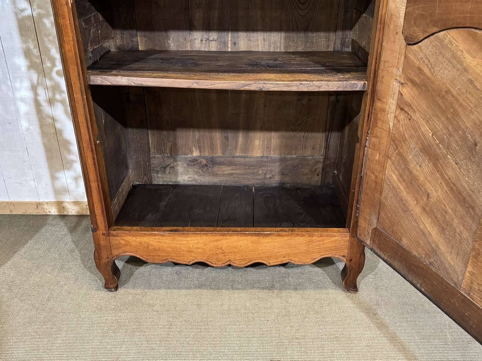 Louis XV bonnetière in cherry wood, early 19th century.