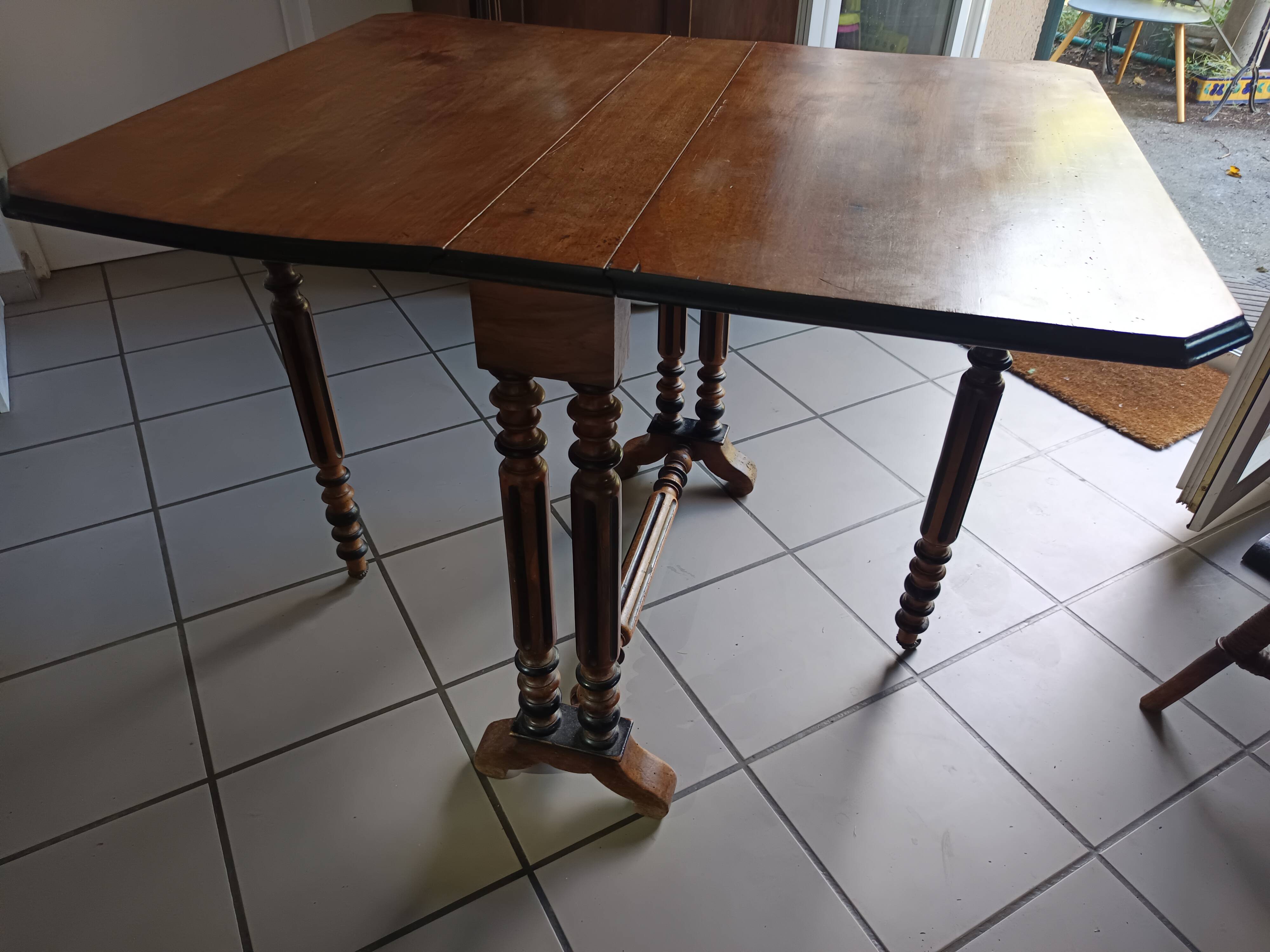 Table ancienne pliante style Louis XIII / Henri II – 100 × 80 cm