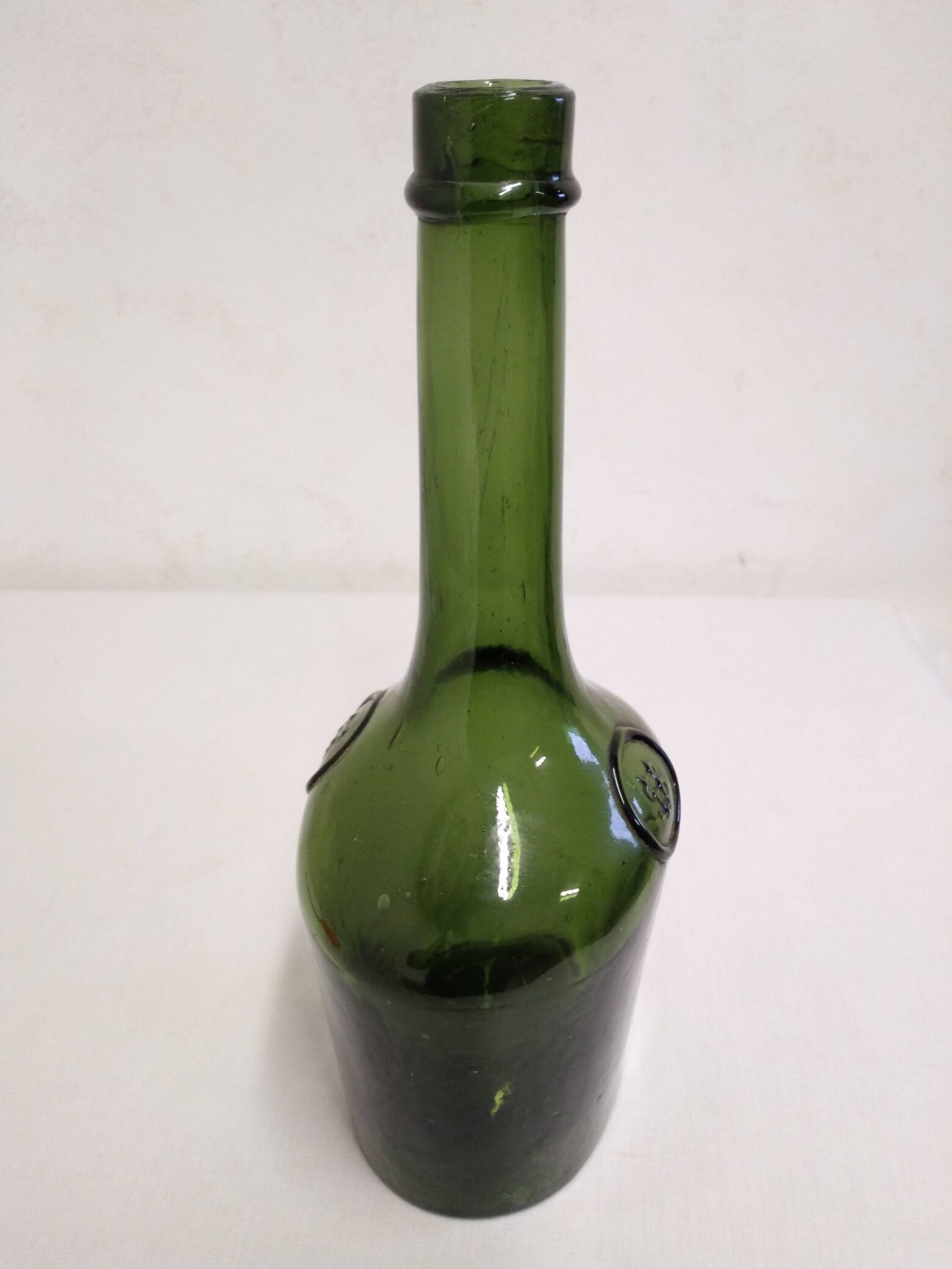Bouteille en verre soufflé ancienne