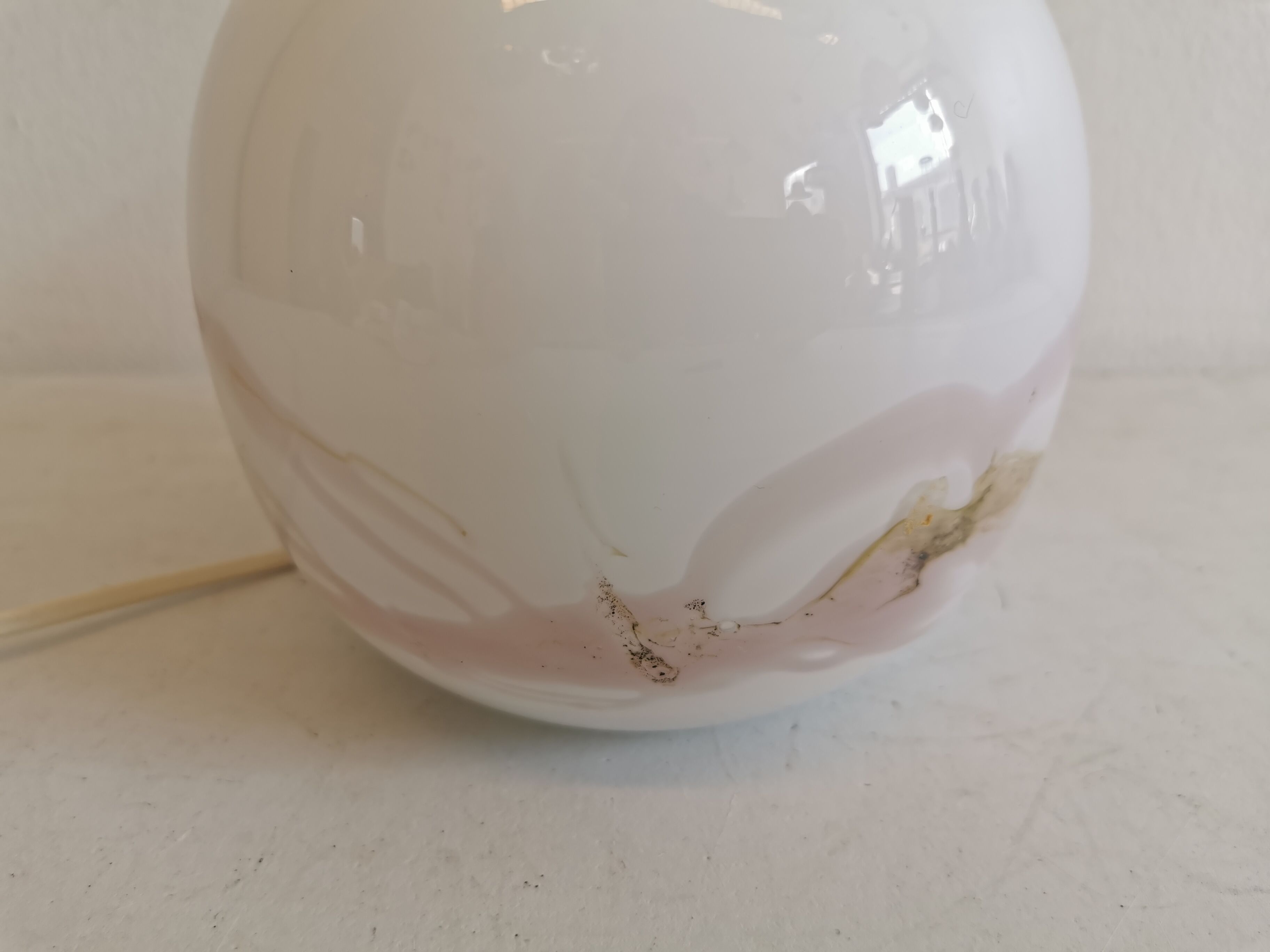 Table lamp in white opal glass, with pink details/decoration