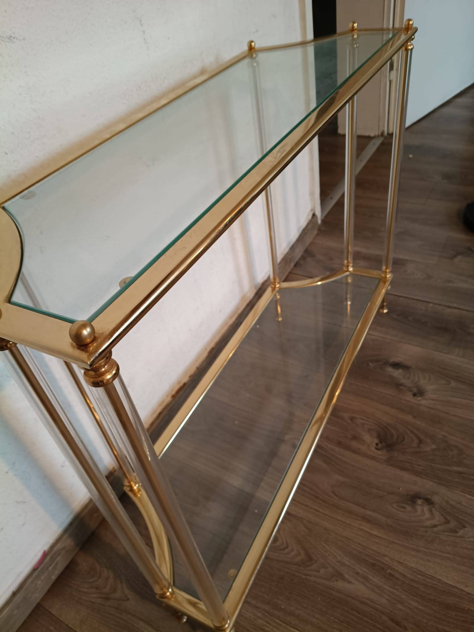 Console "Hollywood Regency" en laiton, plexiglas et verre, circa 1970