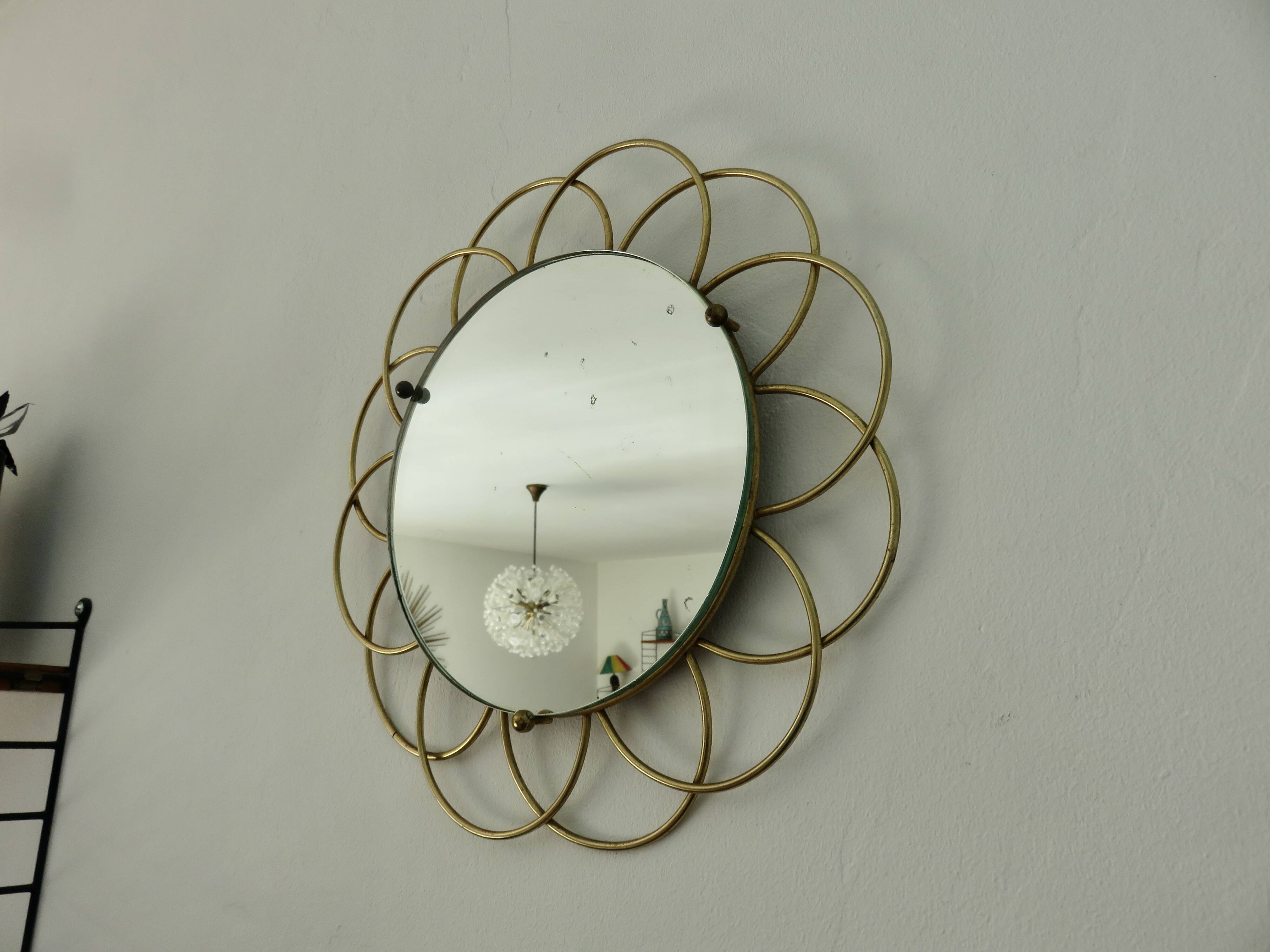 Miroir soleil " fleur " en métal doré années 60