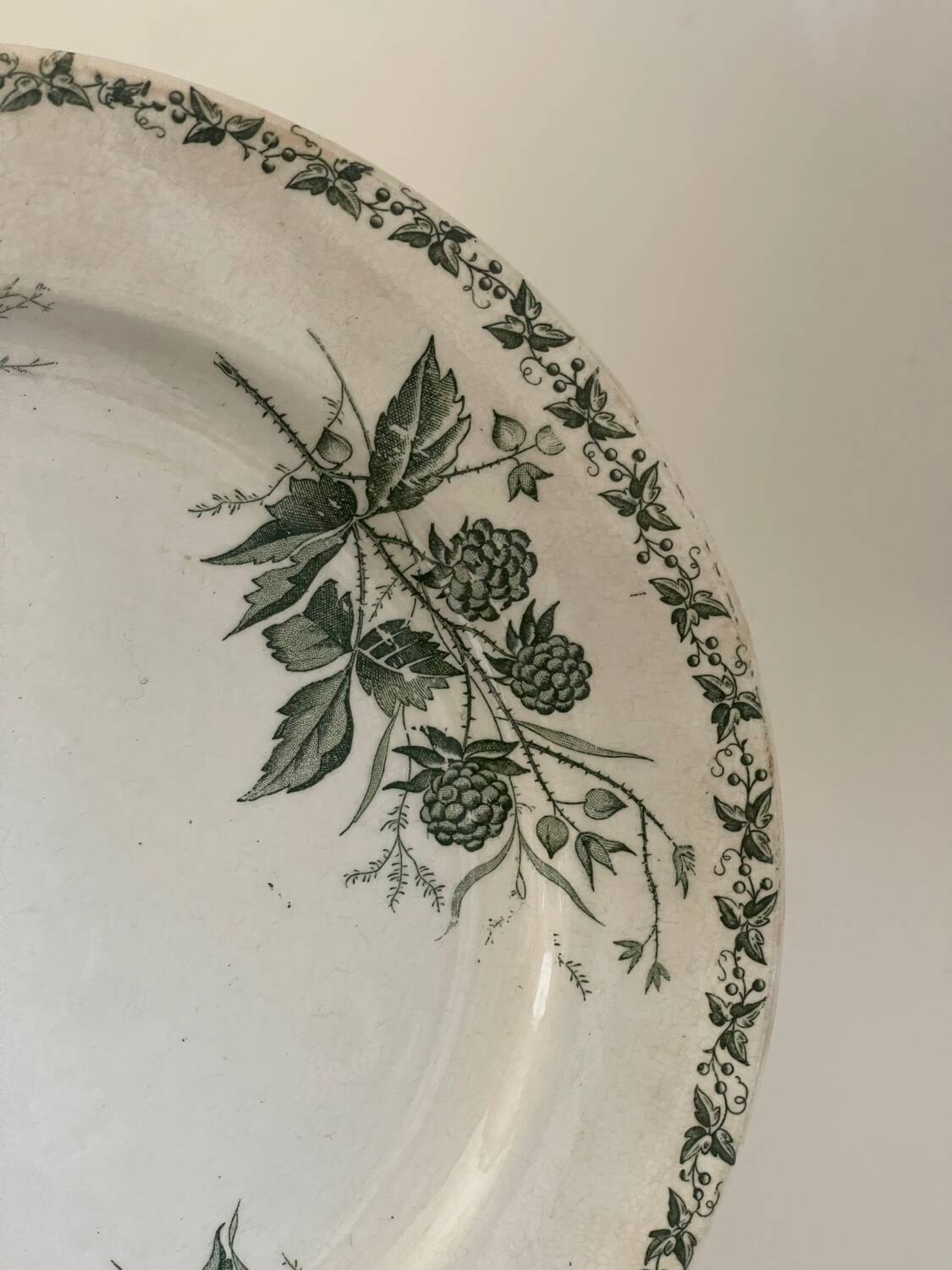 7 flat plates made of ironstone.