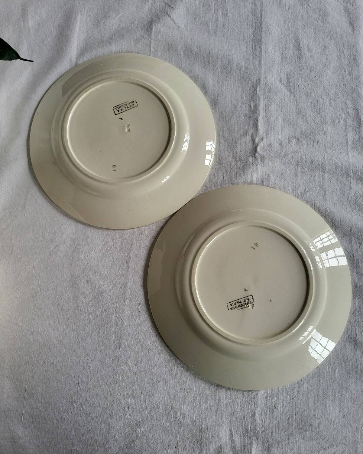 2 Vincennes earthenware dinner plates, Paris