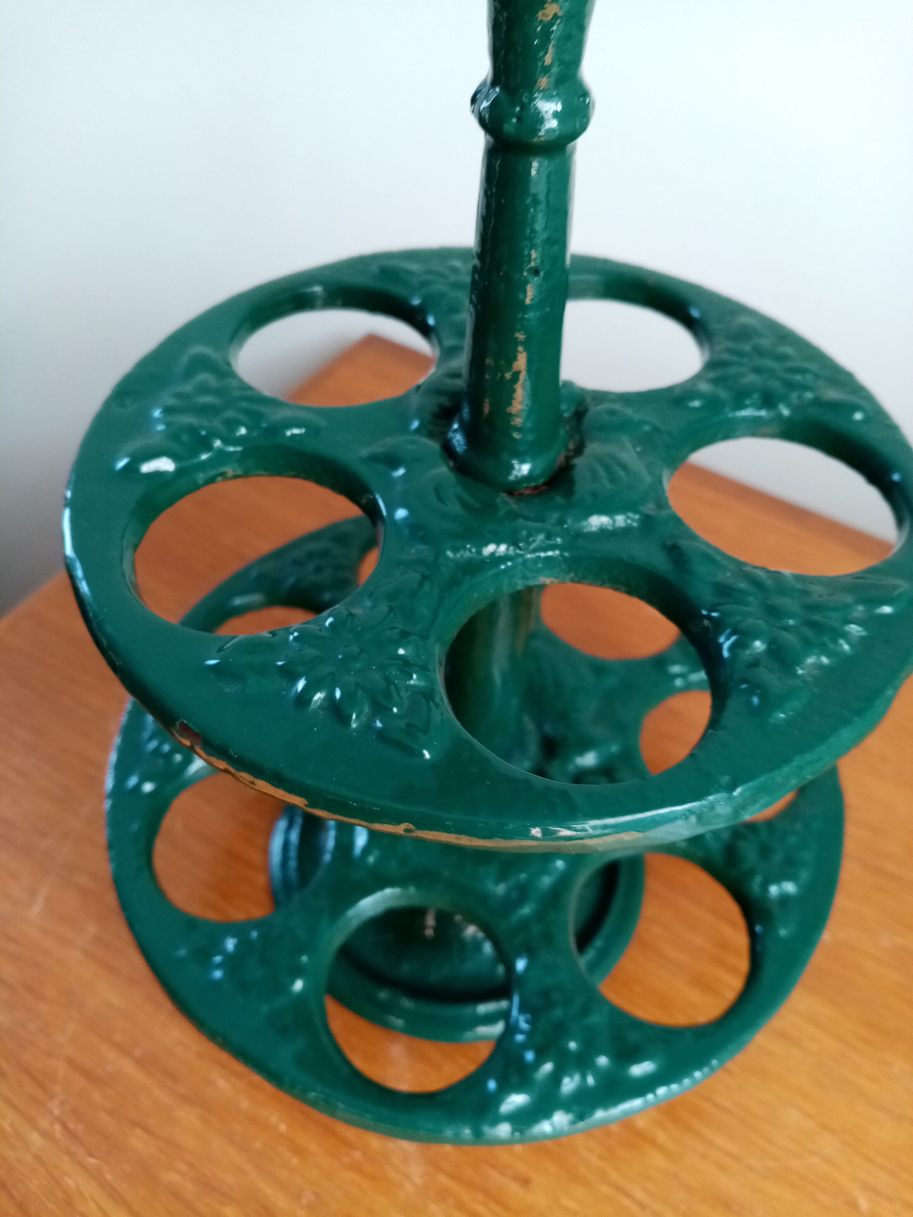 Cast-iron egg holder