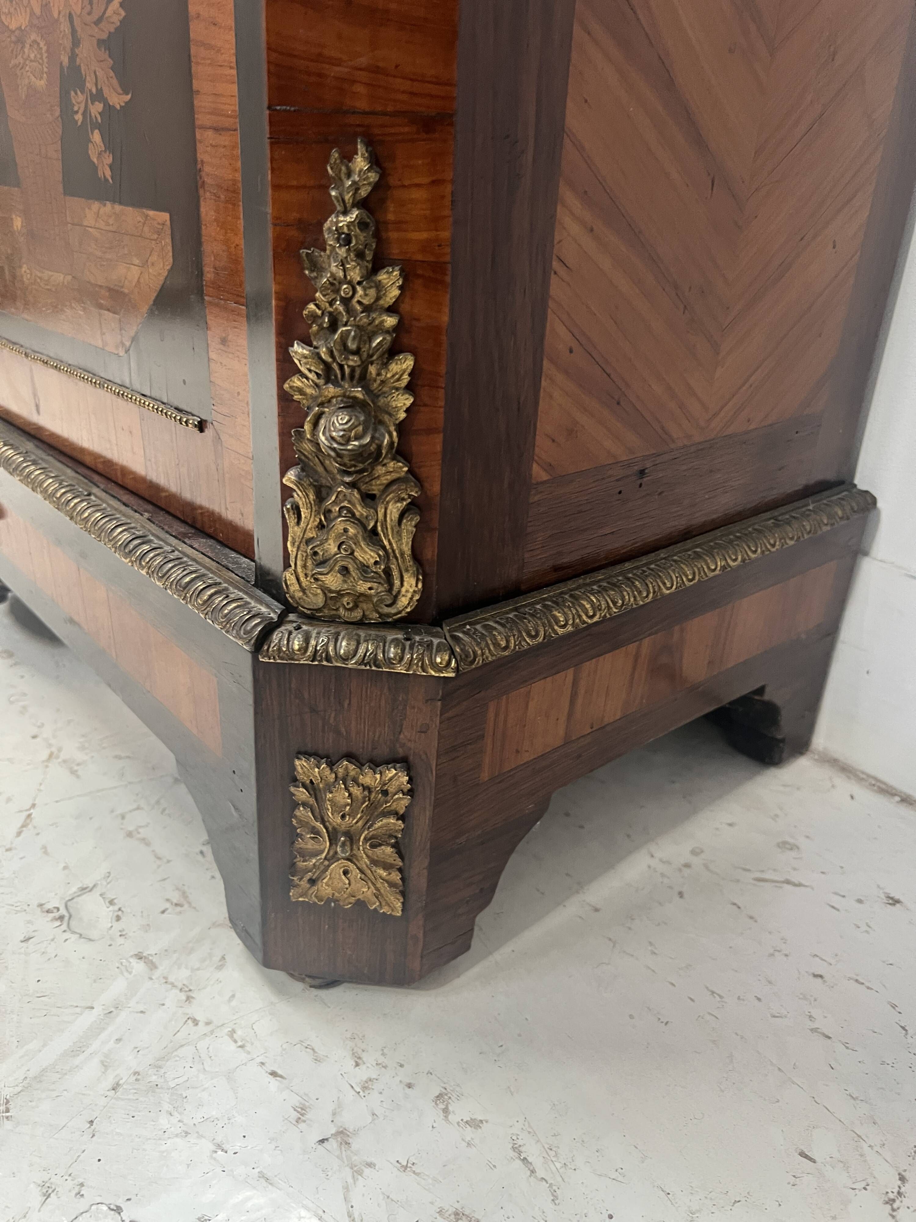 Napoleon III display cabinet in rosewood veneer and marquetry, 19th century.