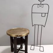 Table basse Durmast sécessionniste avec étagère et plateau rond en laiton, Austr