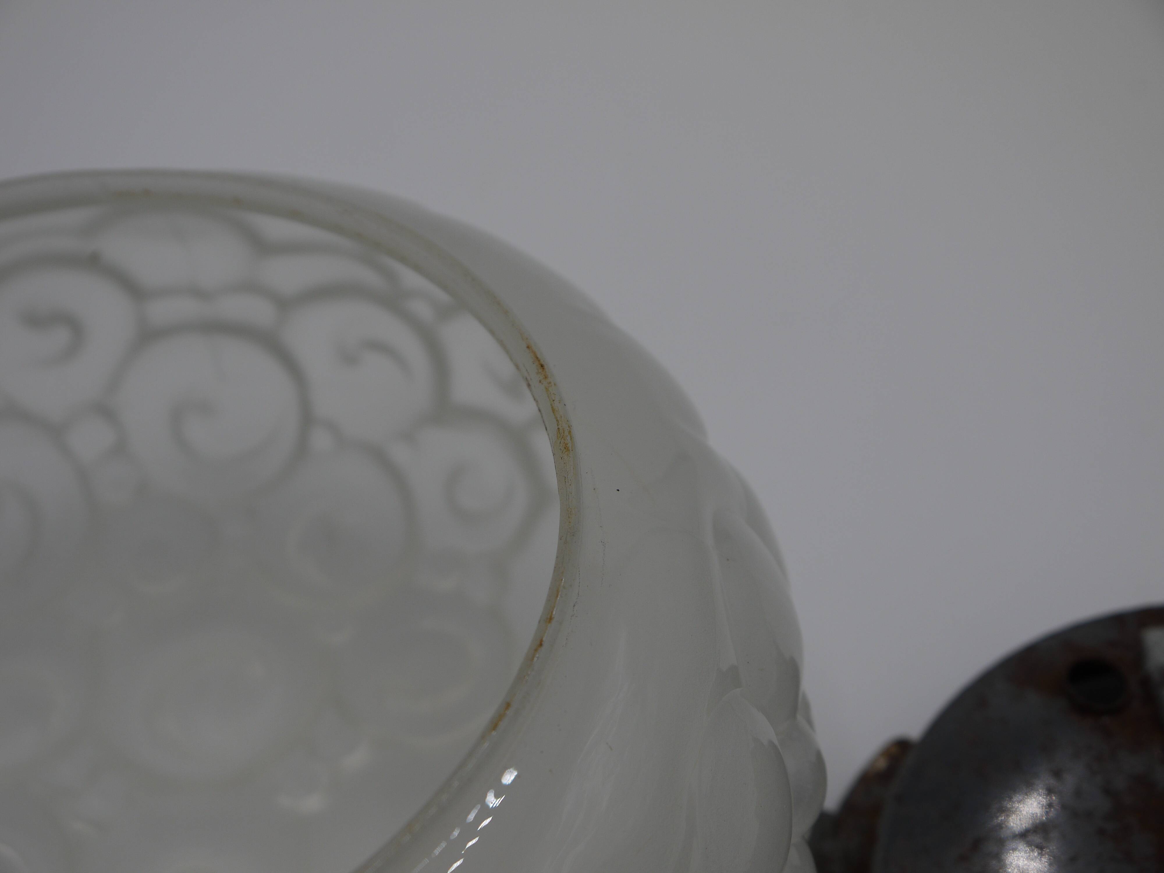 Round ceiling lamp made of molded glass