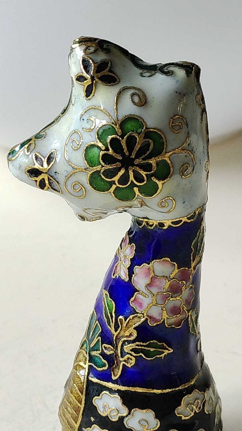 Chinese cat figurine in bronze / brass enamel cloisonné. floral motifs, gold inclusions