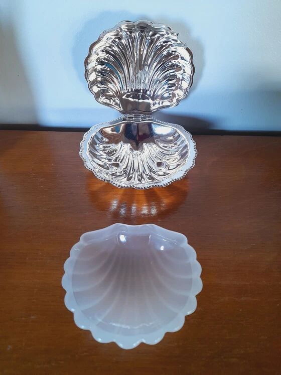 Shell-shaped butter dish in stainless steel