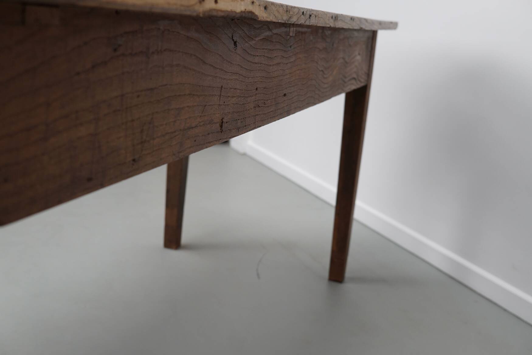 Table à manger rustique française en orme, XIXe siècle