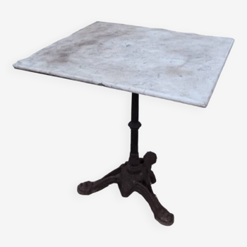 Bistro pedestal table in marble and cast iron lion paws