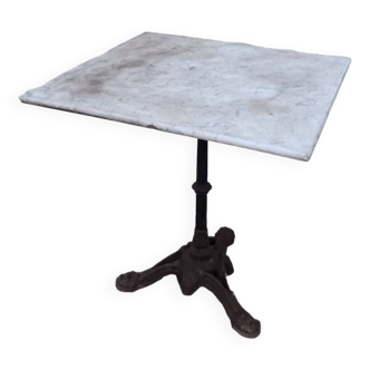 Bistro pedestal table in marble and cast iron lion paws