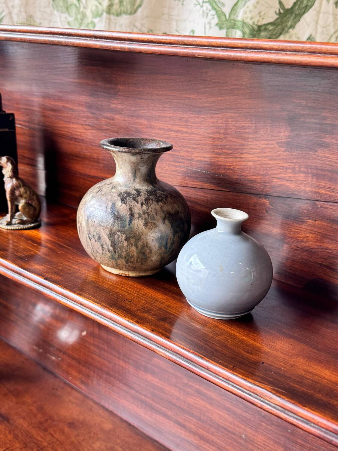 Elegant Victorian mahogany wall shelf. Late 19th century.
