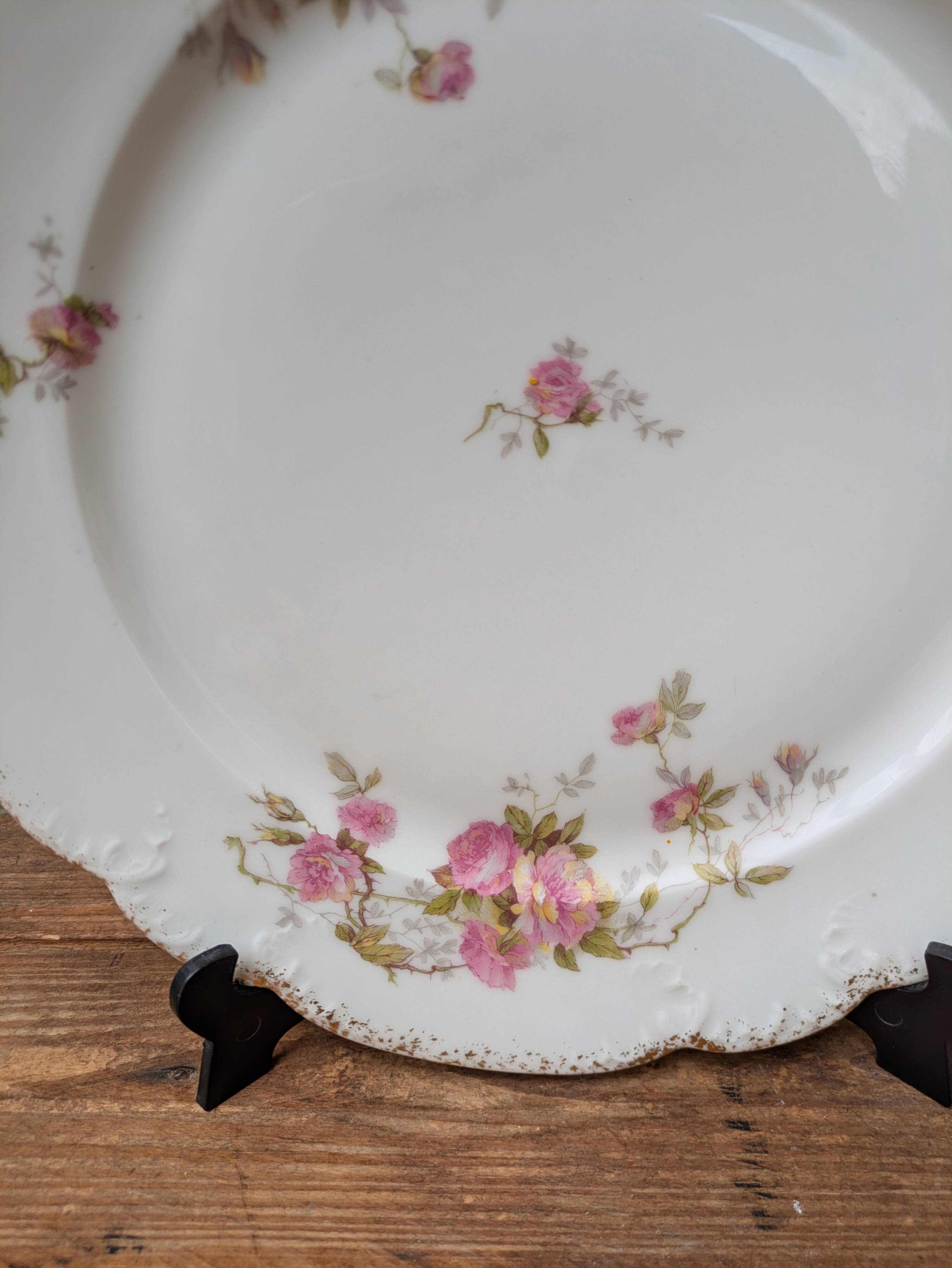 Porcelain plate with floral decoration, gilding, and relief MR France 25.5cm
