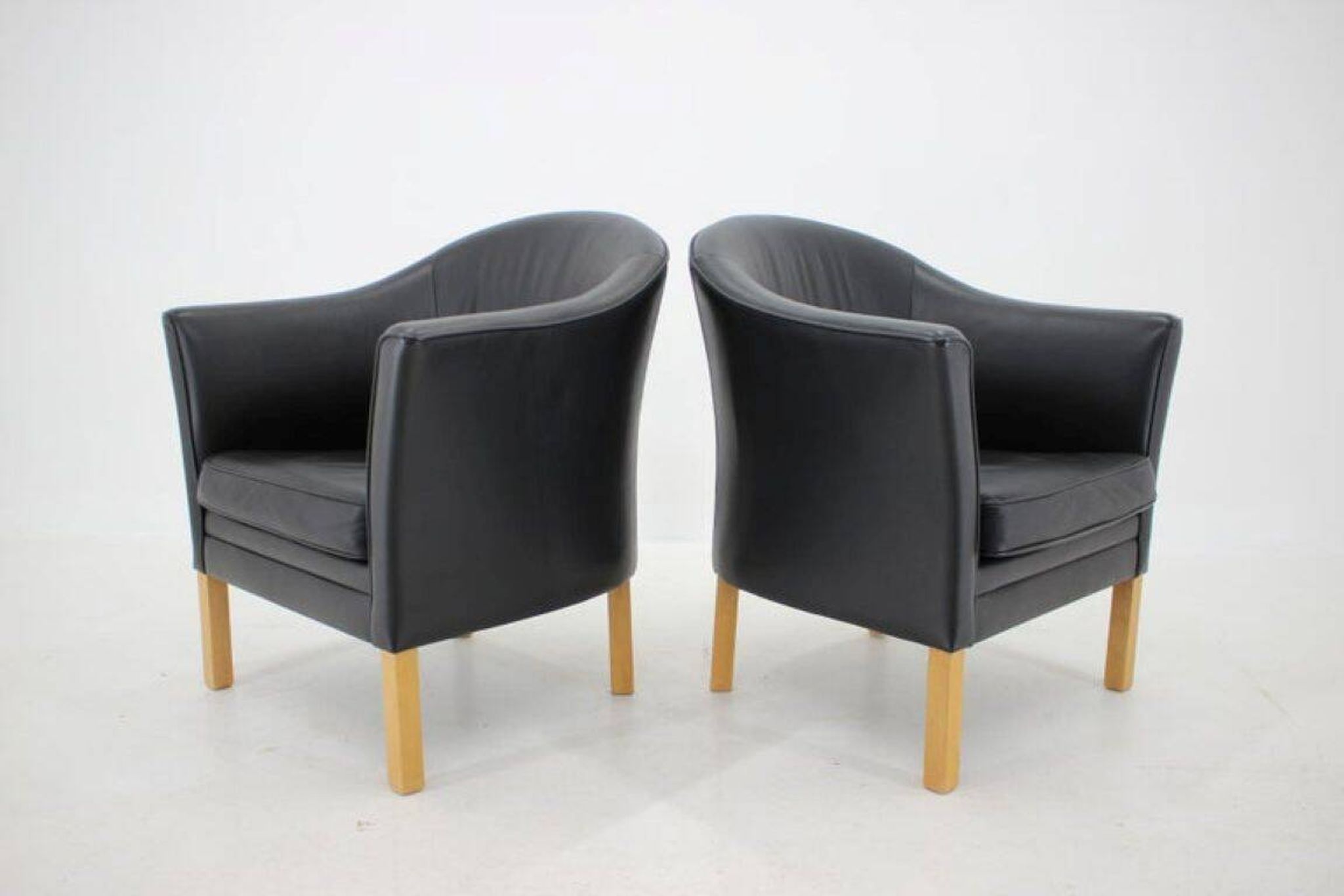 Pair of 1970s Mogens Hansen MH80 "Queen Chairs" in Black Leather and Oak