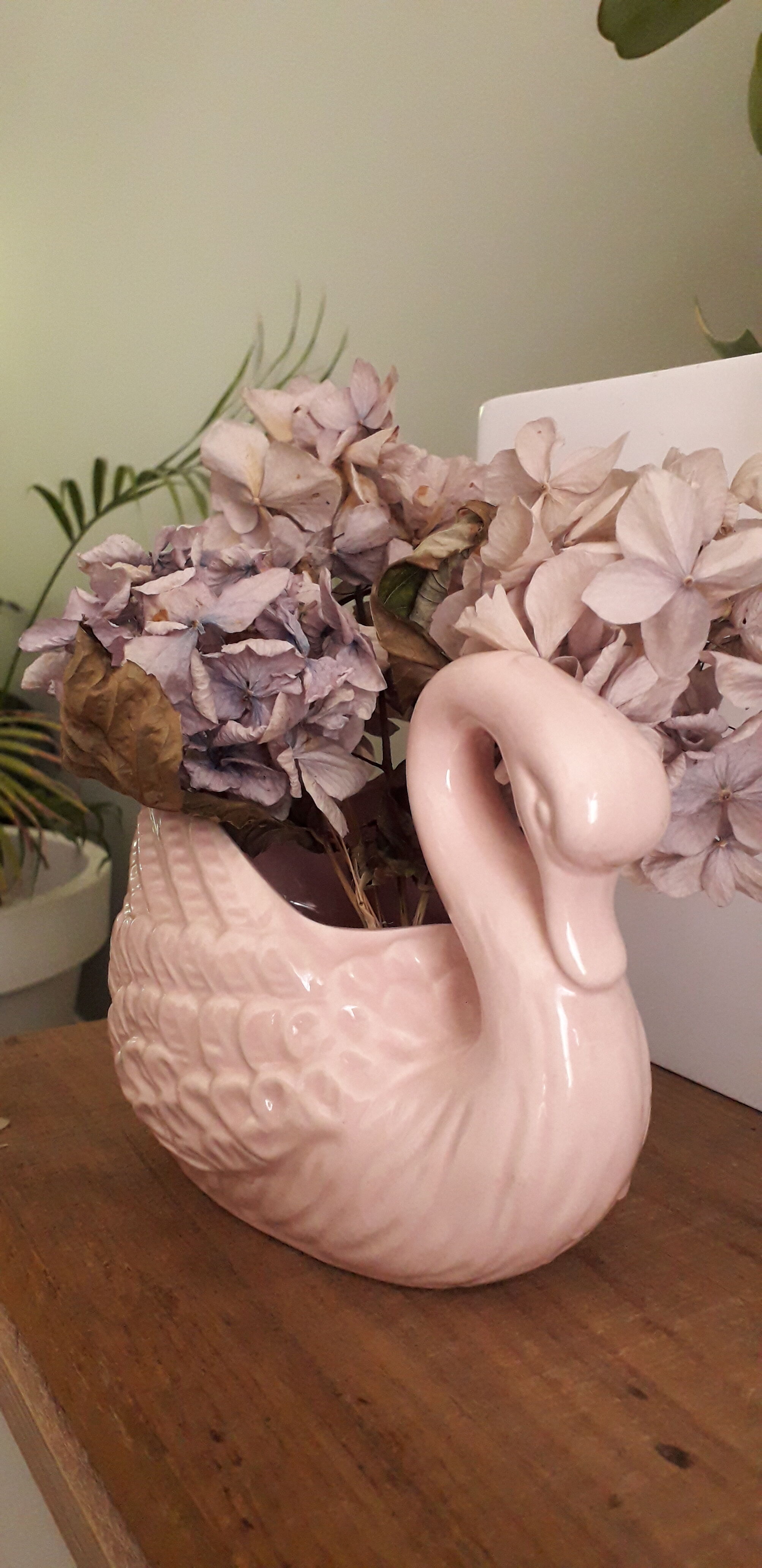 Pastel pink swan pot