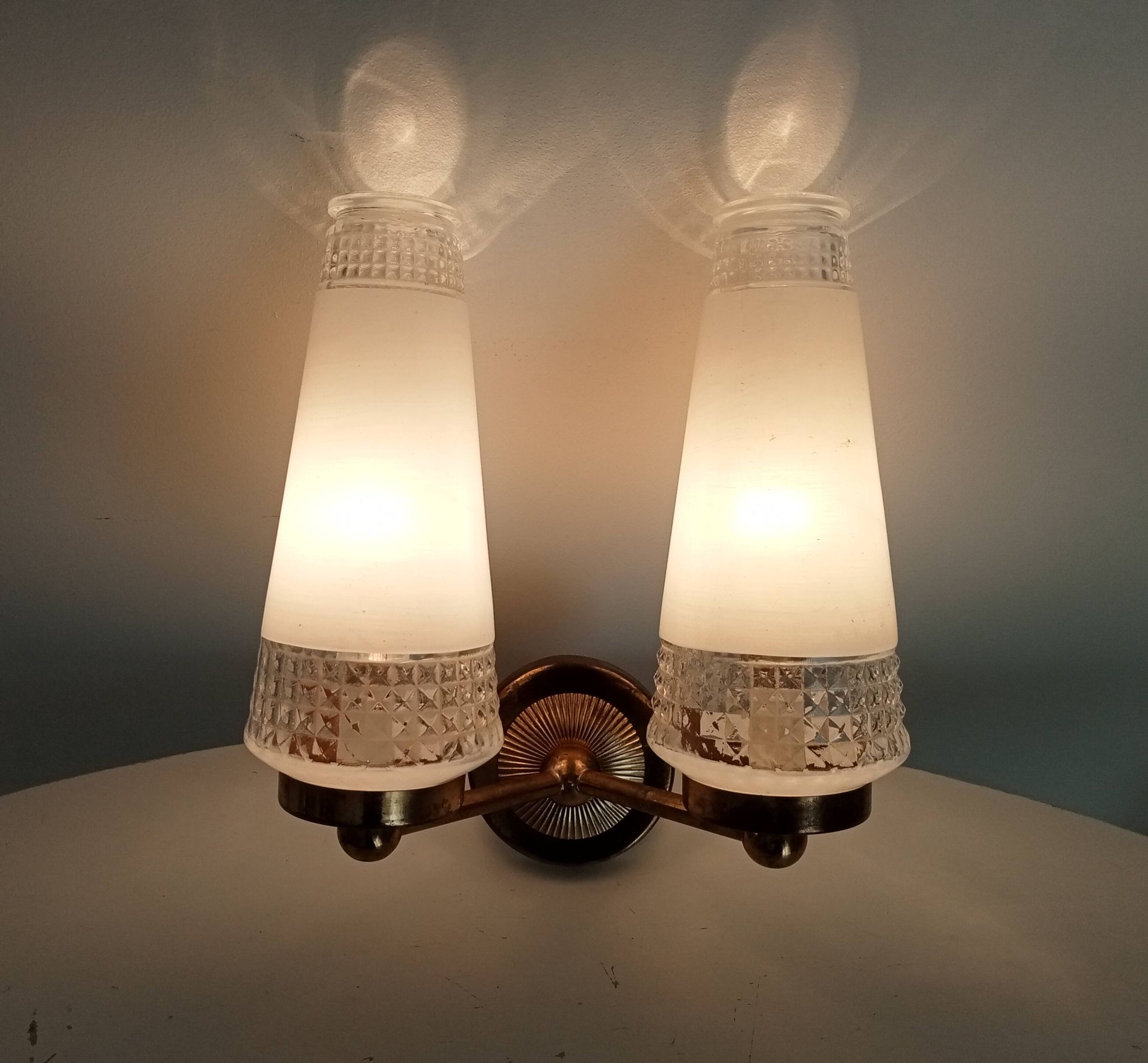 Pair of vintage double-light wall sconces in brass and etched glass from the 60s/70s.
