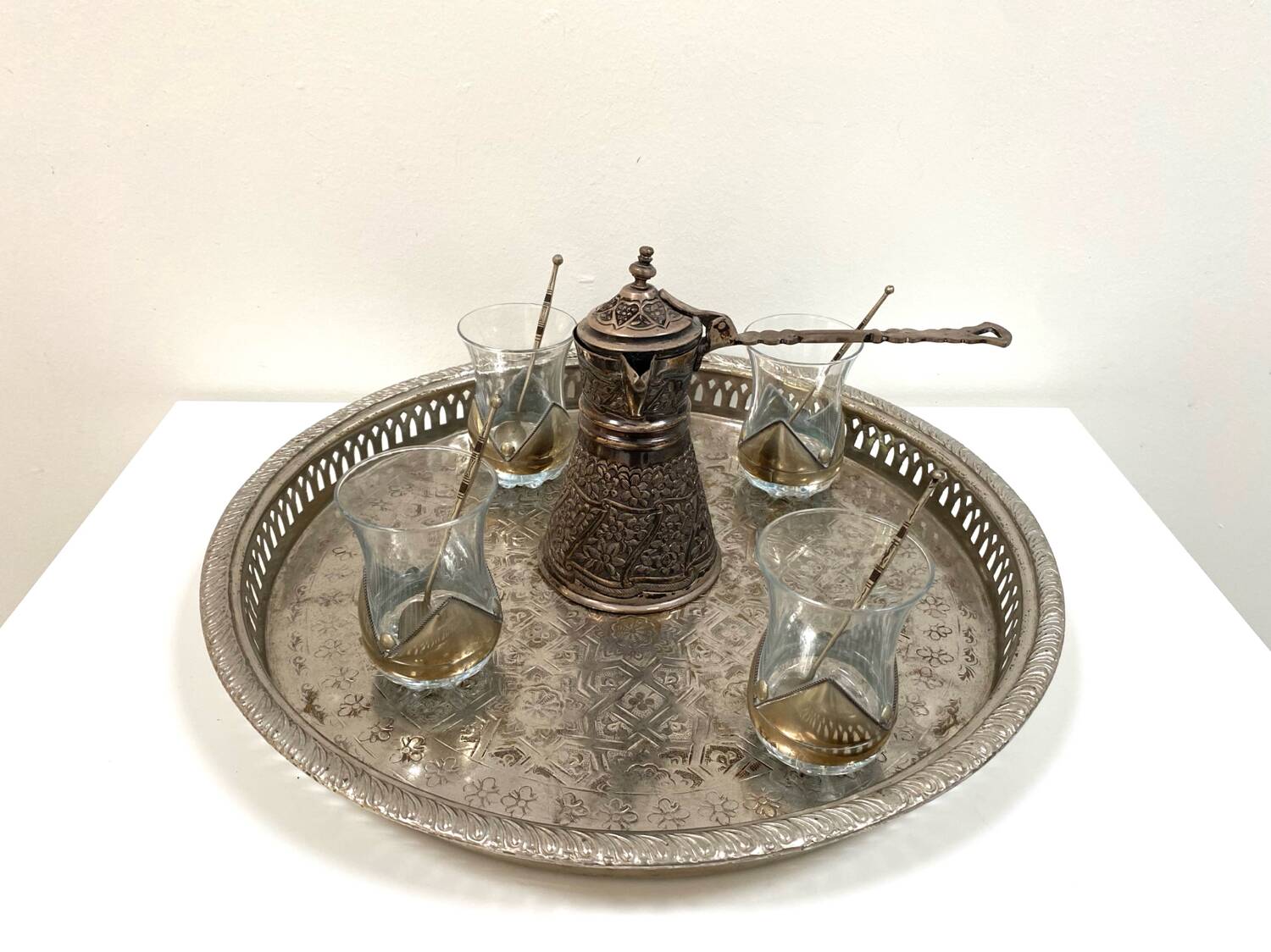 Grand plateau traditionnel oriental en métal argenté