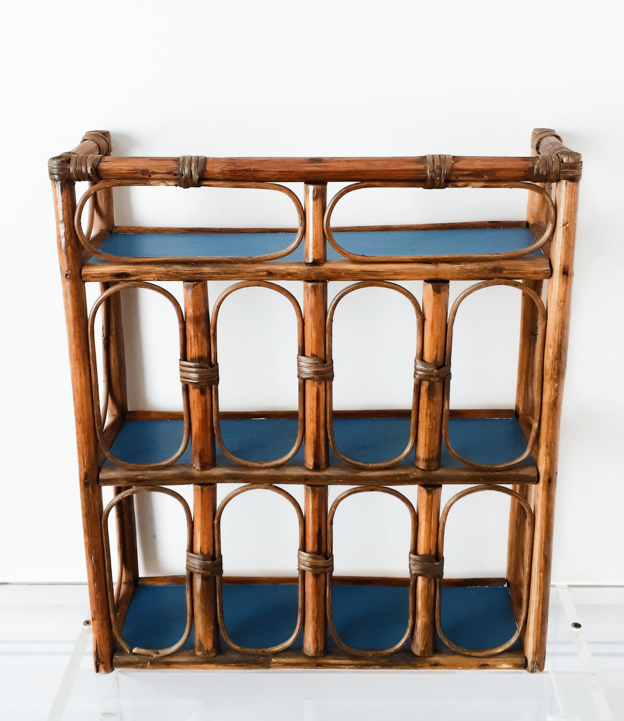 Etagère en rotin bleue