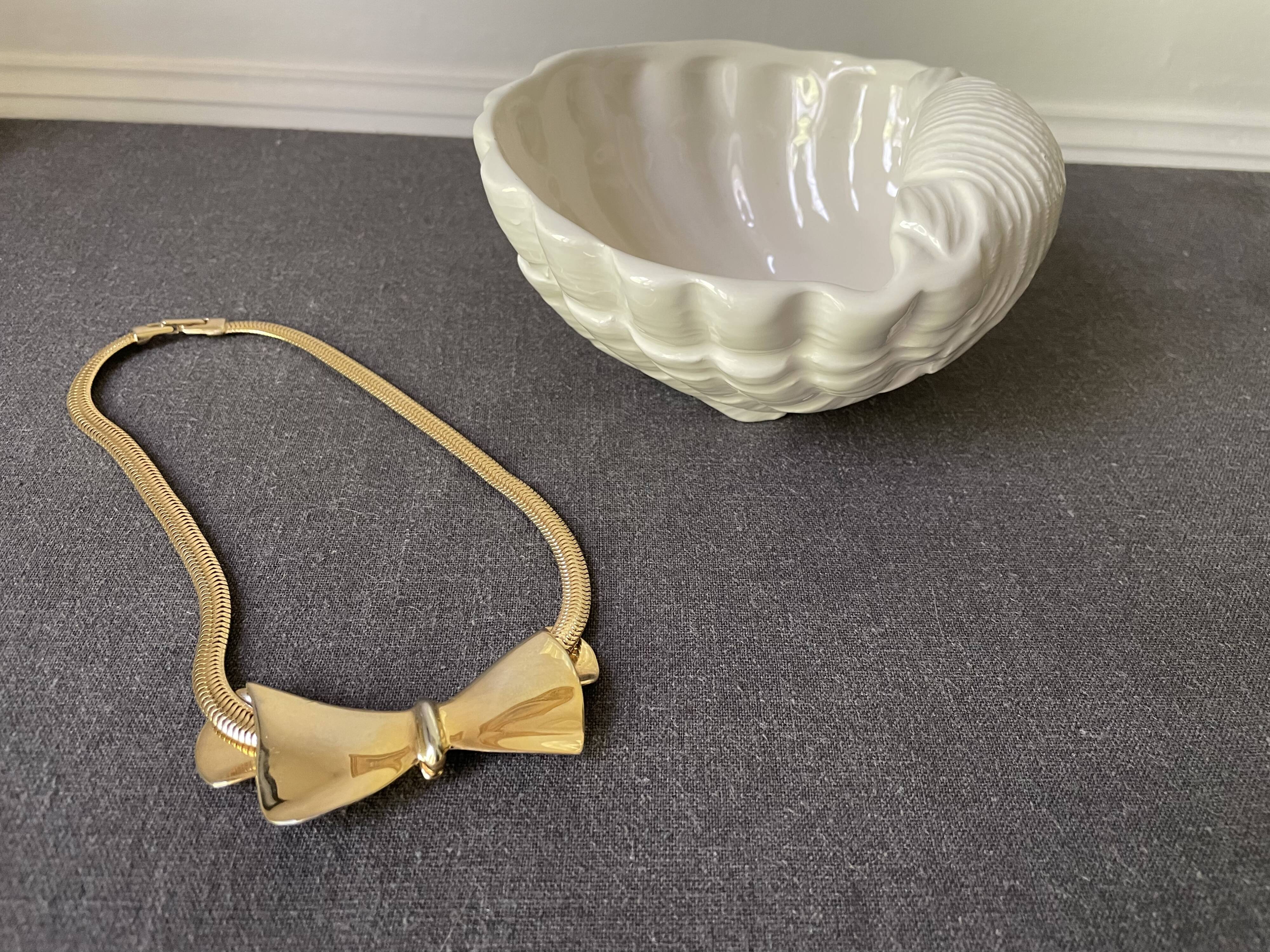 Ceramic shell emptier