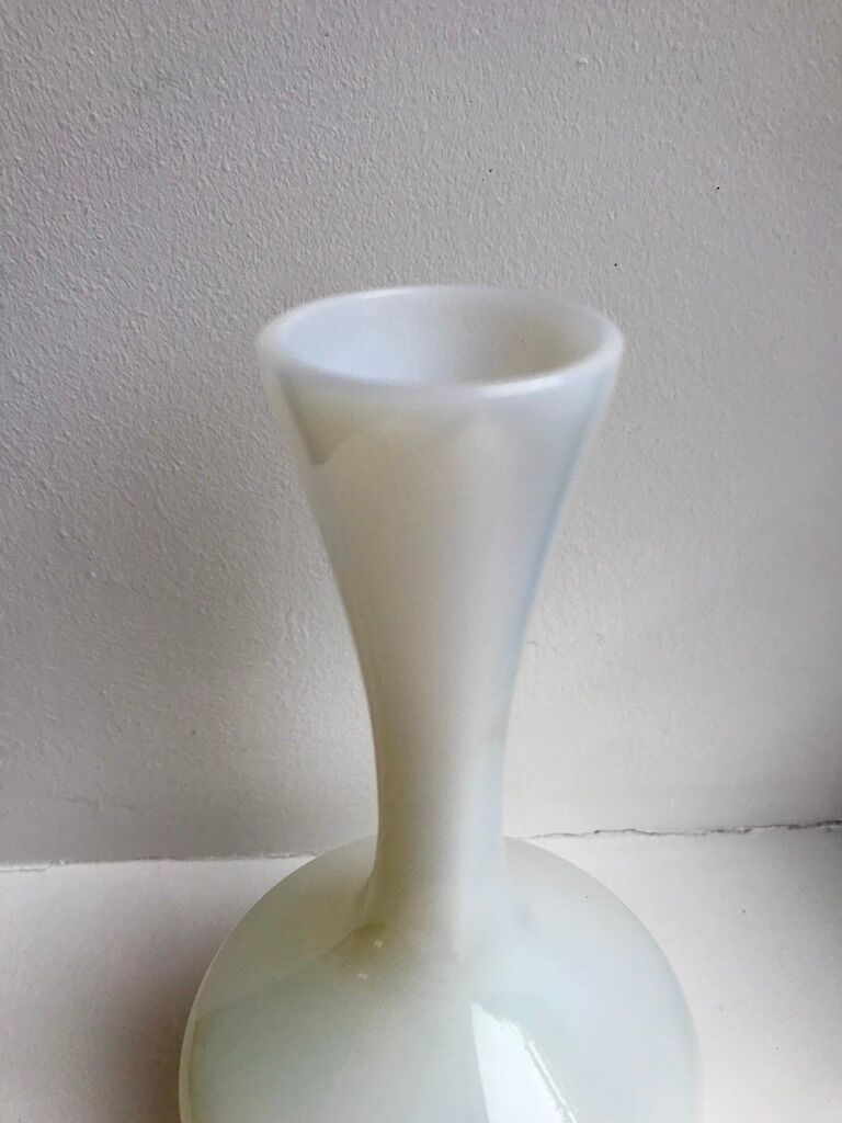Small vase in white opaline 40s