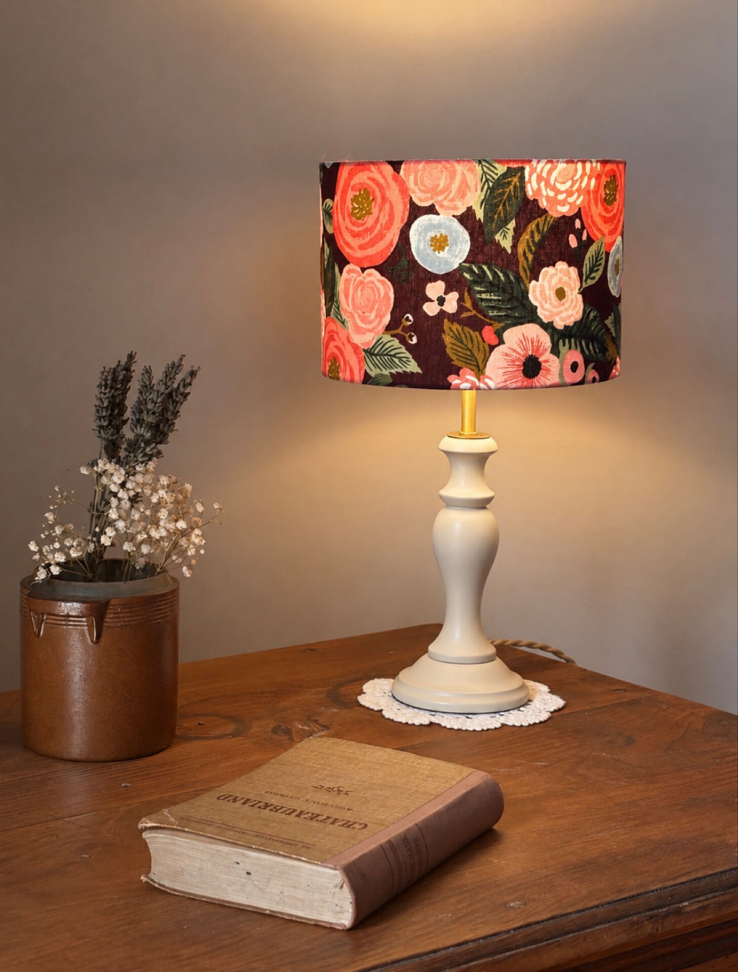 Lampe vintage rénovée – abat-jour fleuri fait main