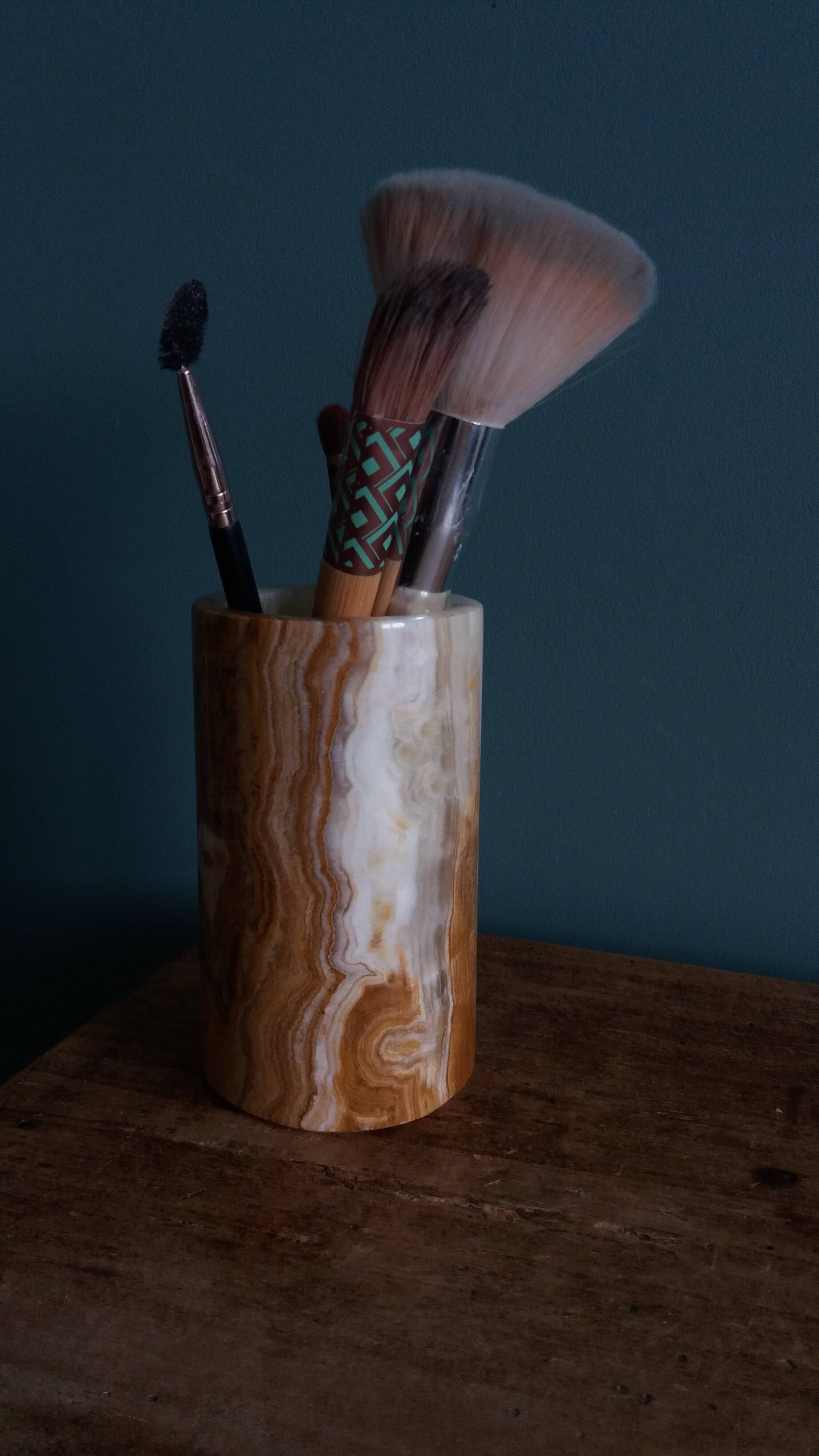 Vase pot for brushes and pencils in marble or onyx.