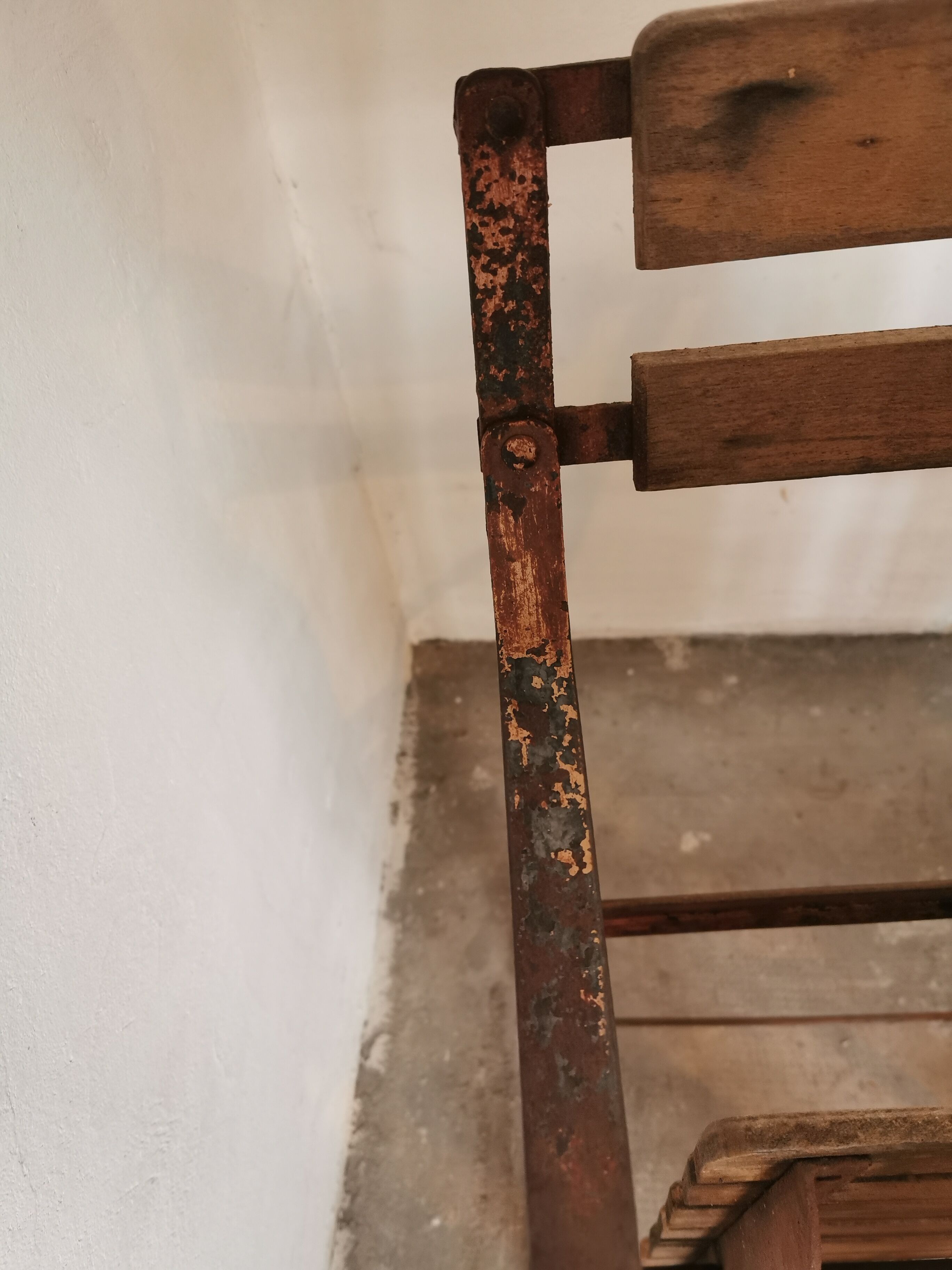 Theatre bench, folding seats