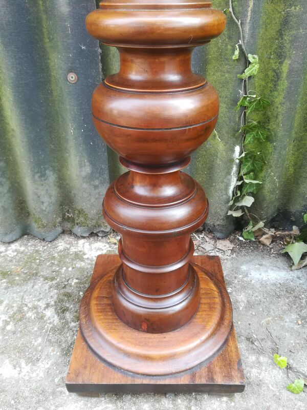 Colonne cannelée en noyer