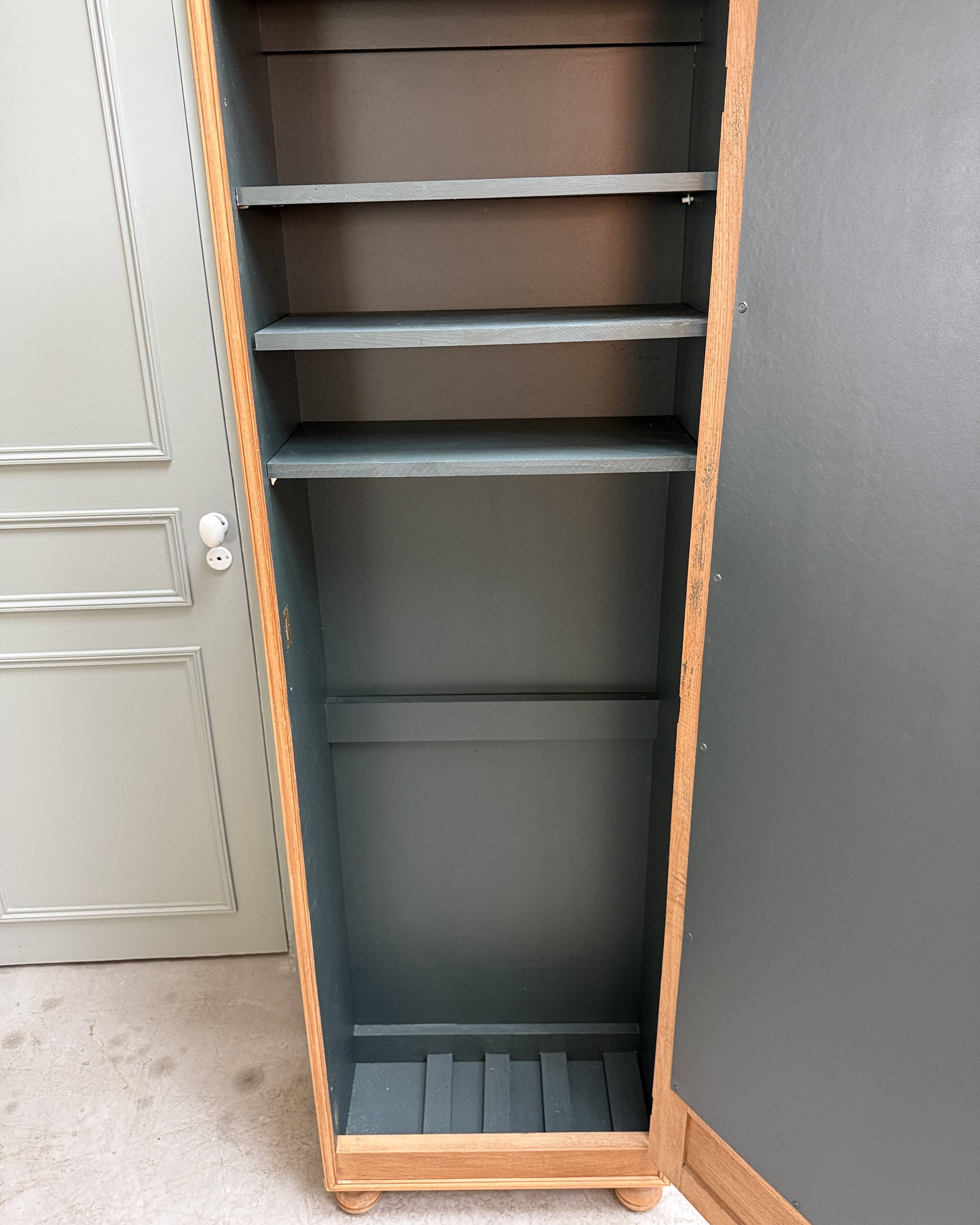 Dresser with bevelled mirror (renovated)