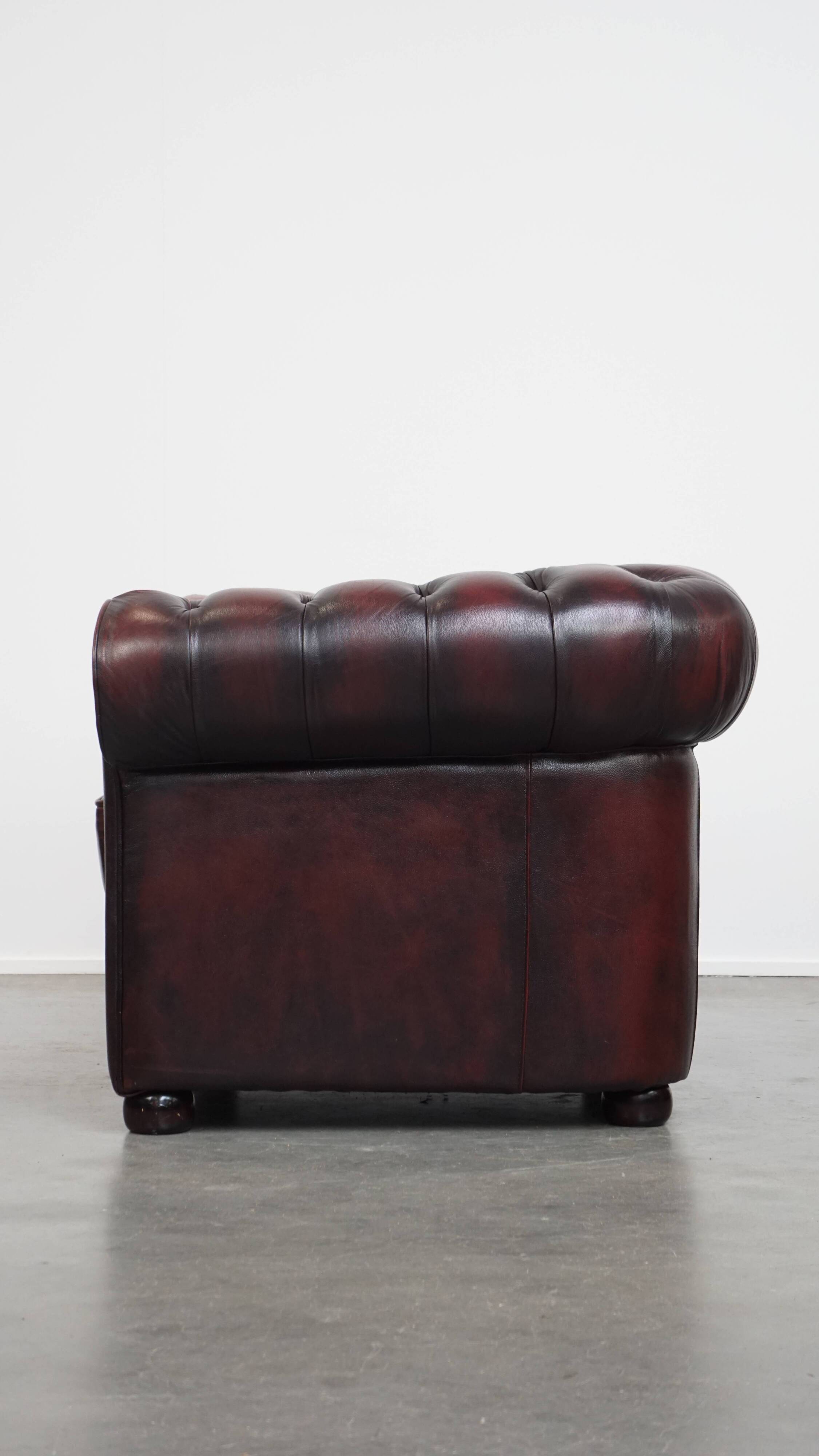 Grand fauteuil club Chesterfield en cuir de vachette rouge foncé