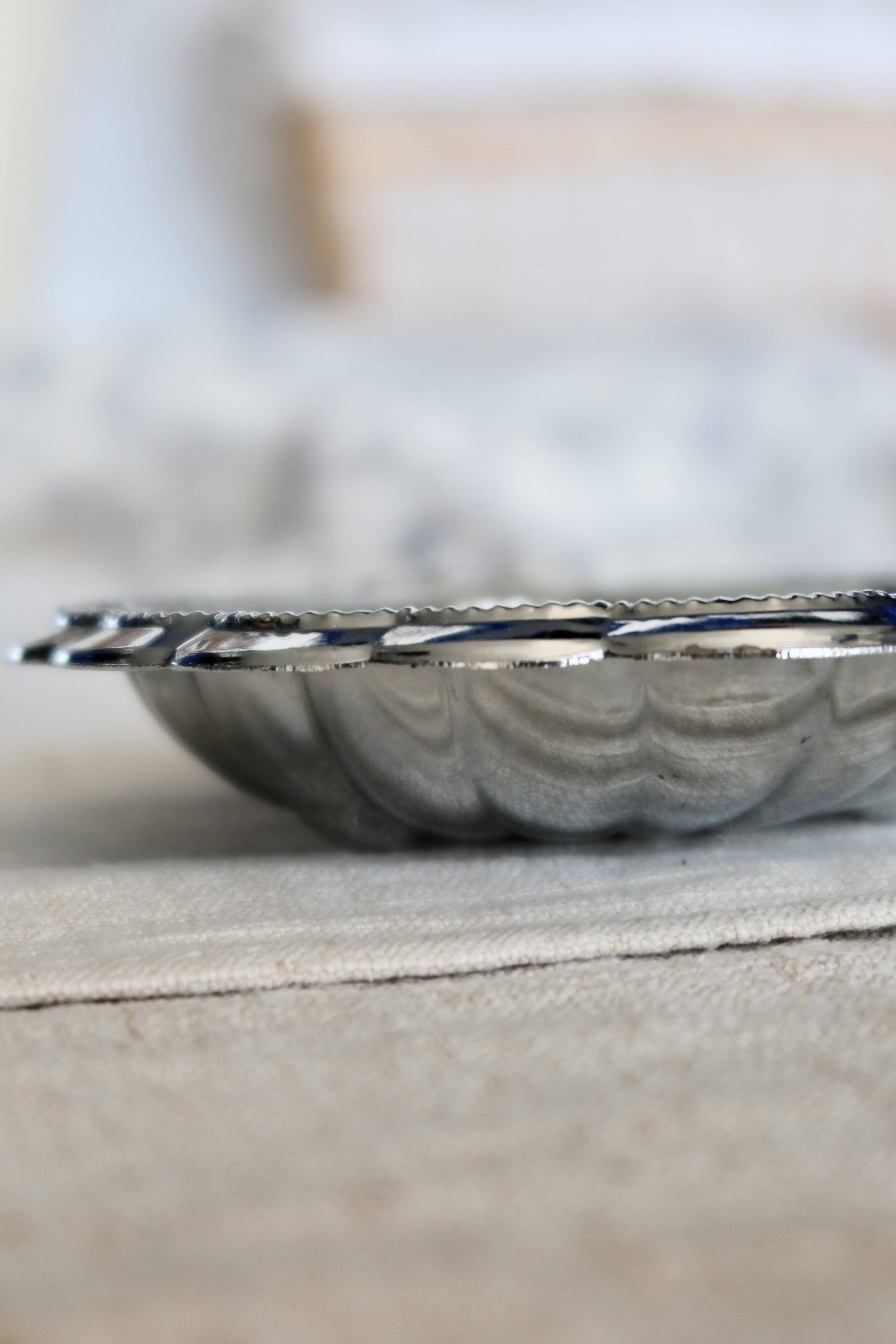 Vintage shell pocket emptier in shiny silver metal