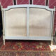Lit style Louis XVI capitonné velours gris clouté