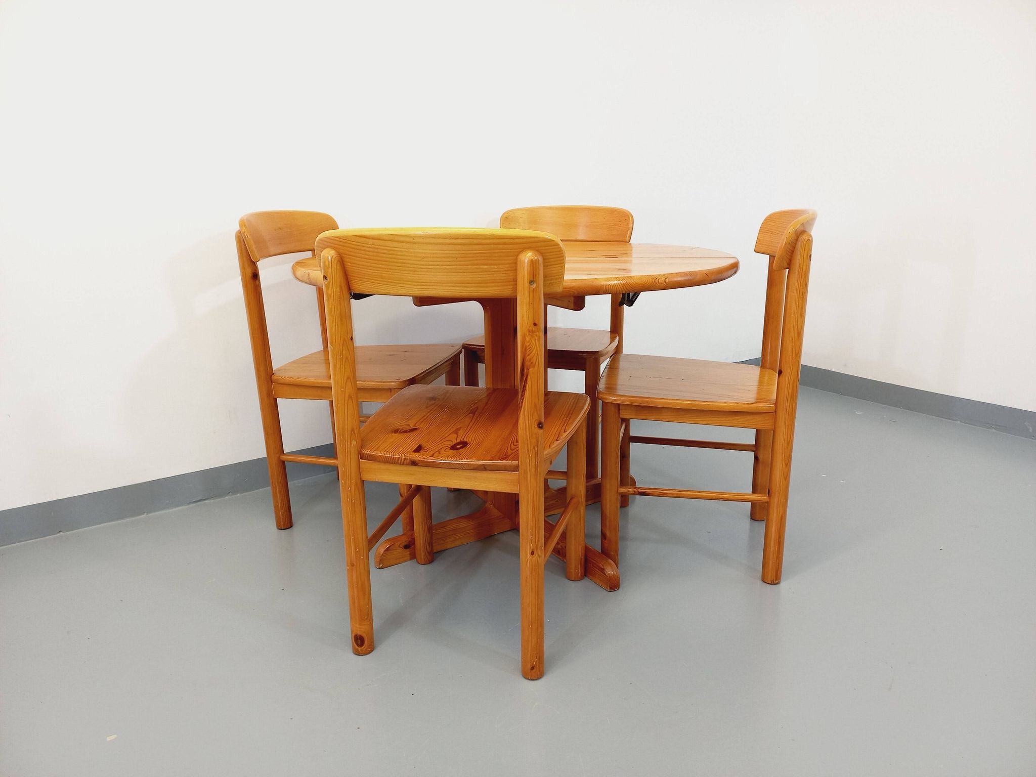 Suite of a round table with extension and 4 vintage pine chairs from the 60s and 70s