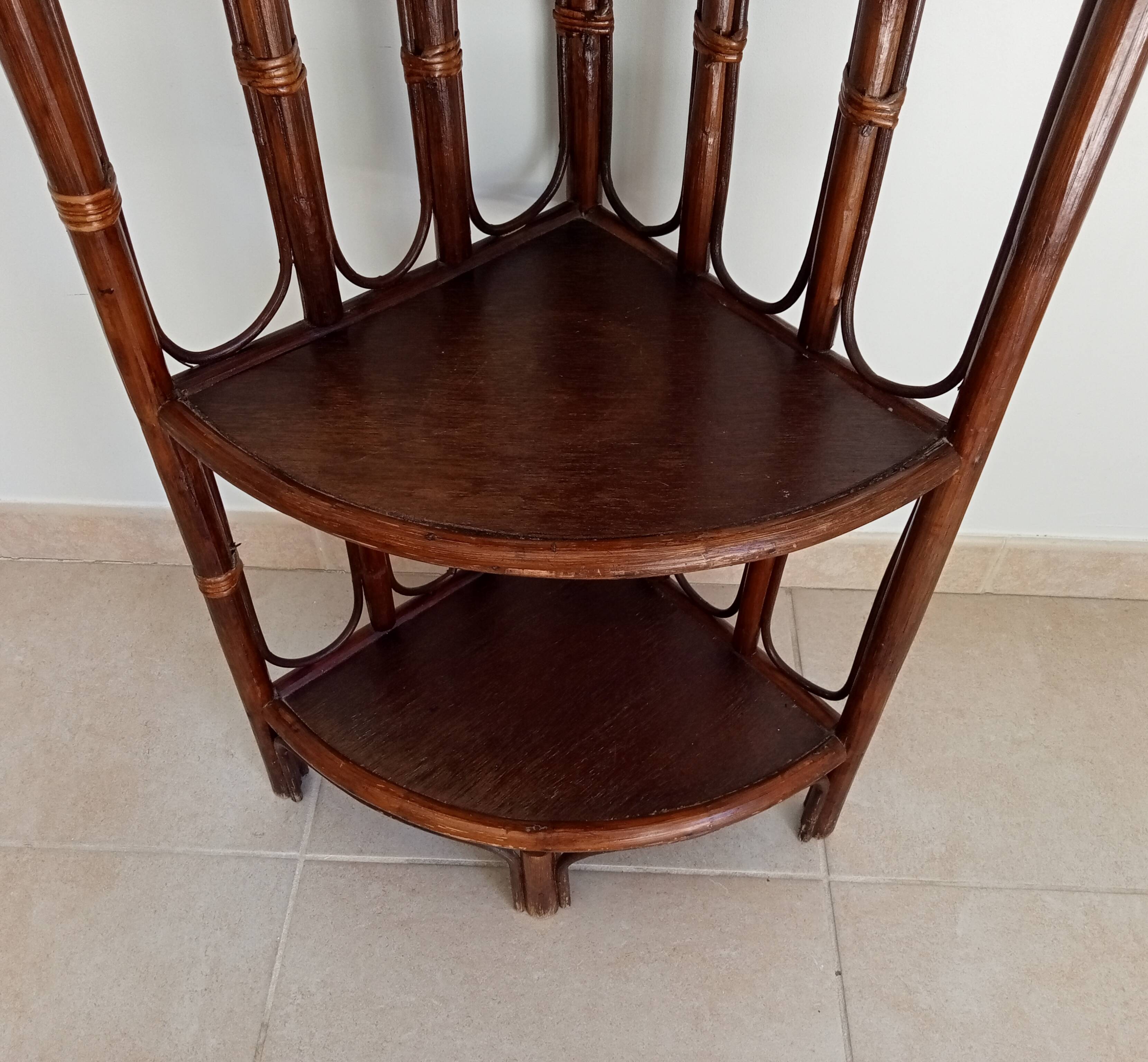 Étagère d' angle vintage bambou et rotin années 70