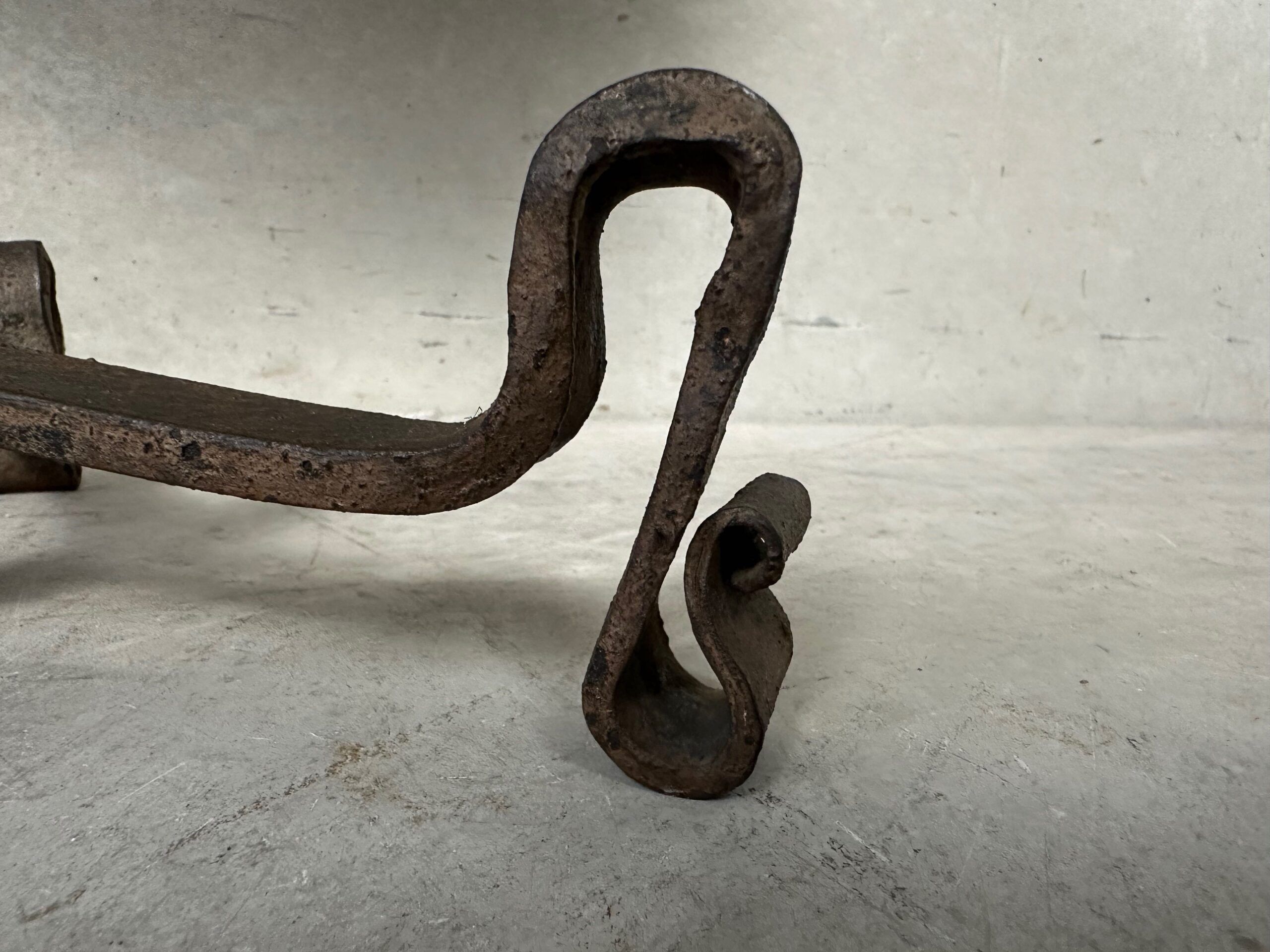 Antique Spanish brutalist table lamp – wrought iron